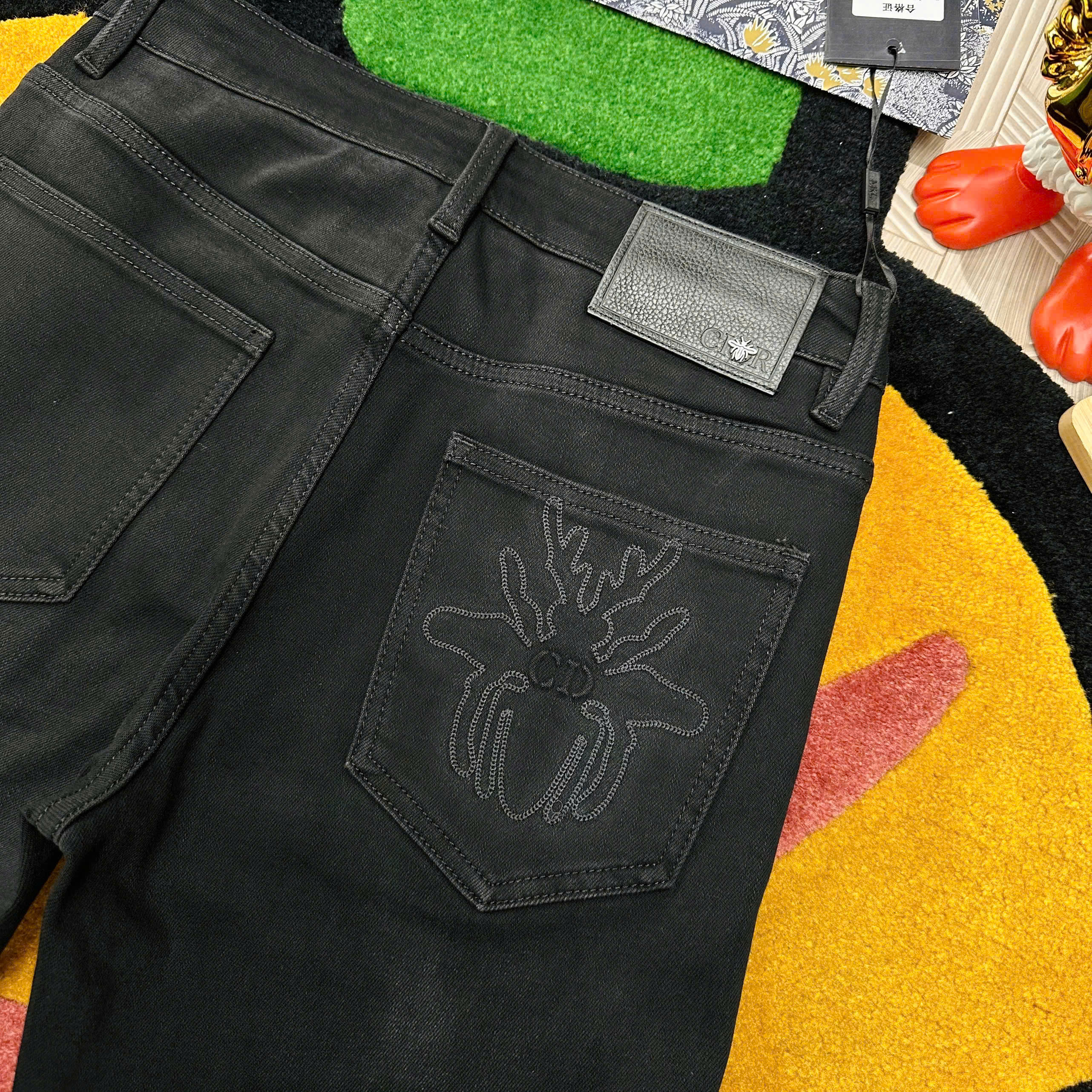 Quần Jean bò Dior CD Đen trơn logo thêu bọ hung túi sau Like Auth 29-34 MK