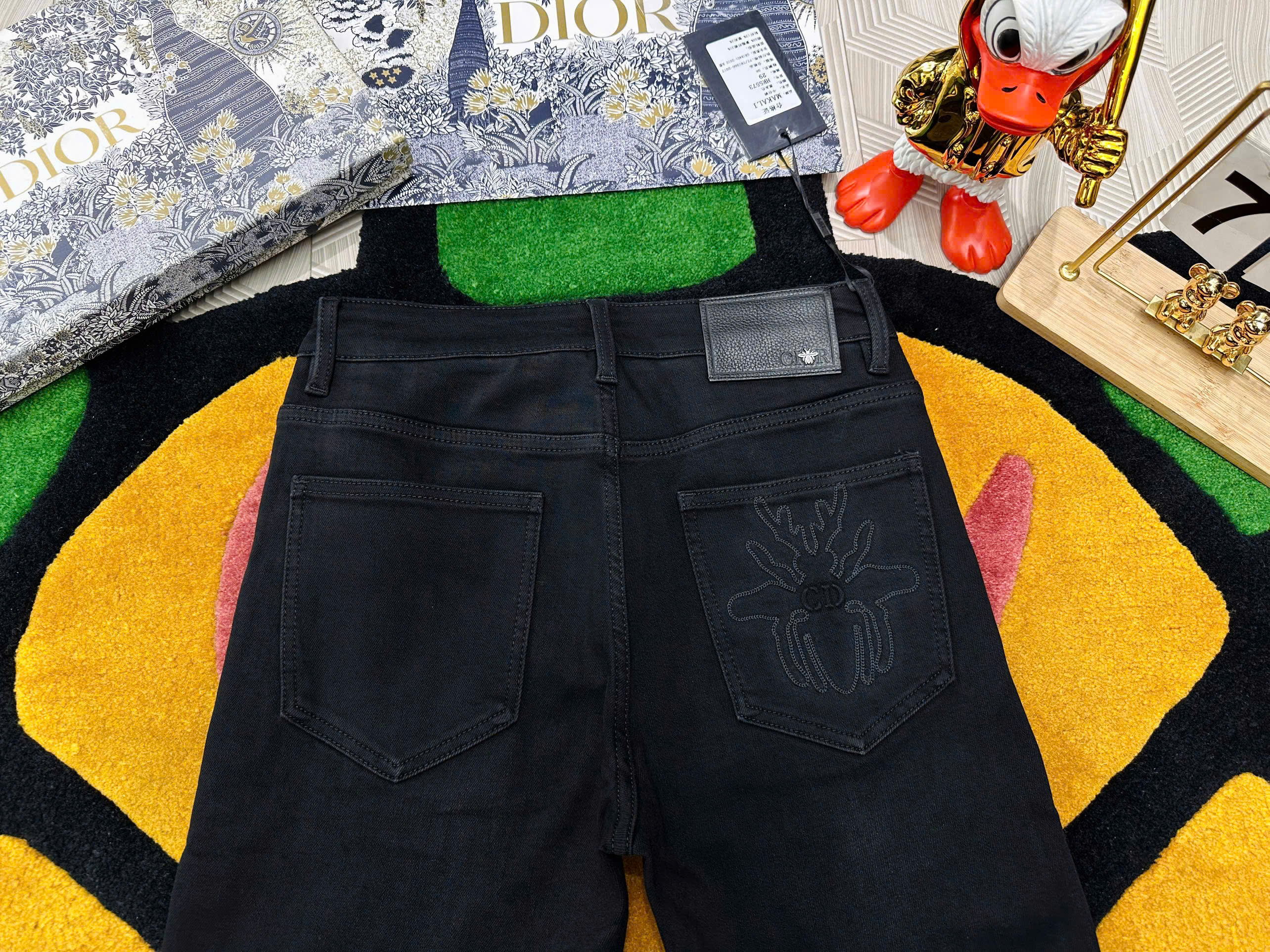 Quần Jean bò Dior CD Đen trơn logo thêu bọ hung túi sau Like Auth 29-34 MK