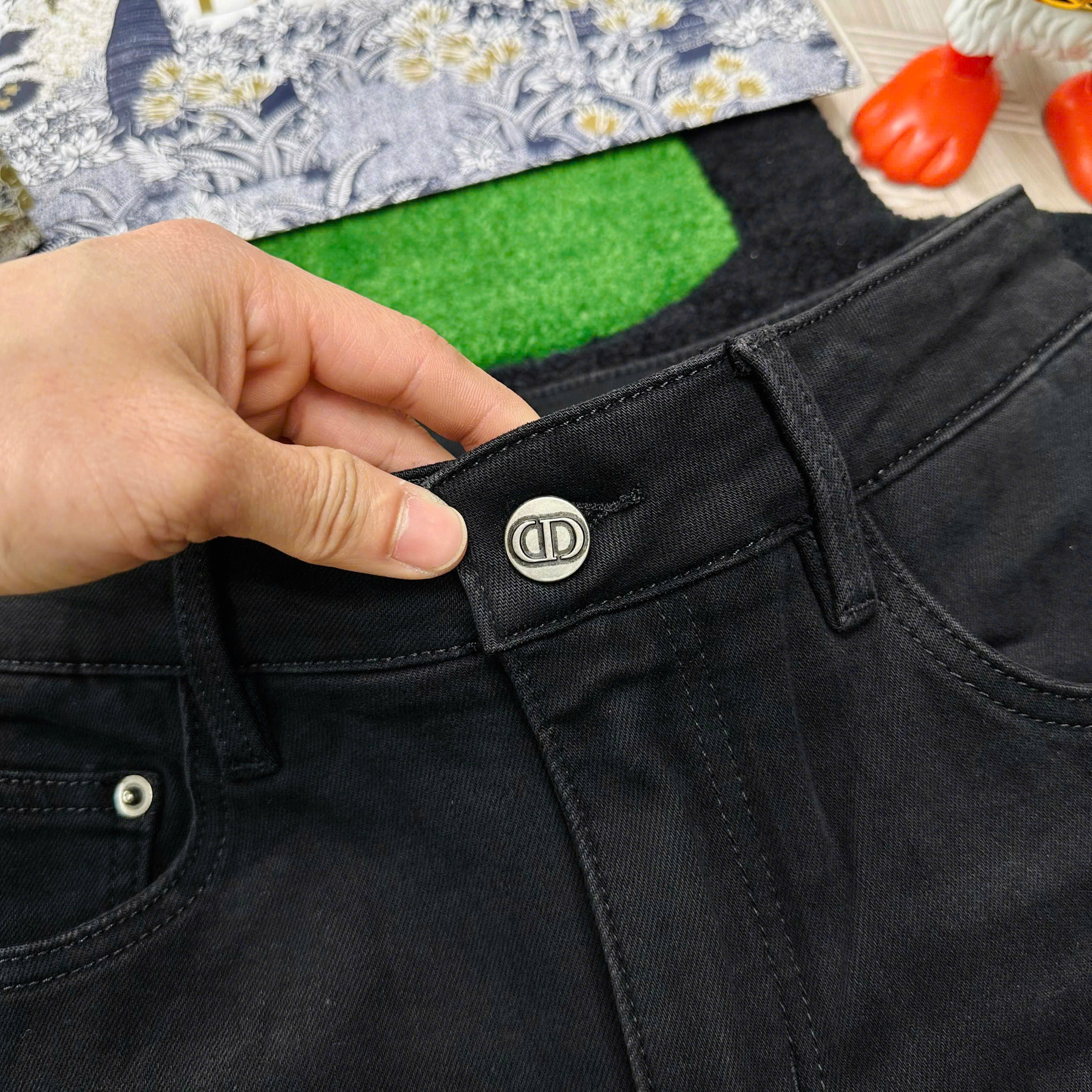 Quần Jean bò Dior CD Đen trơn logo thêu bọ hung túi sau Like Auth 29-34 MK