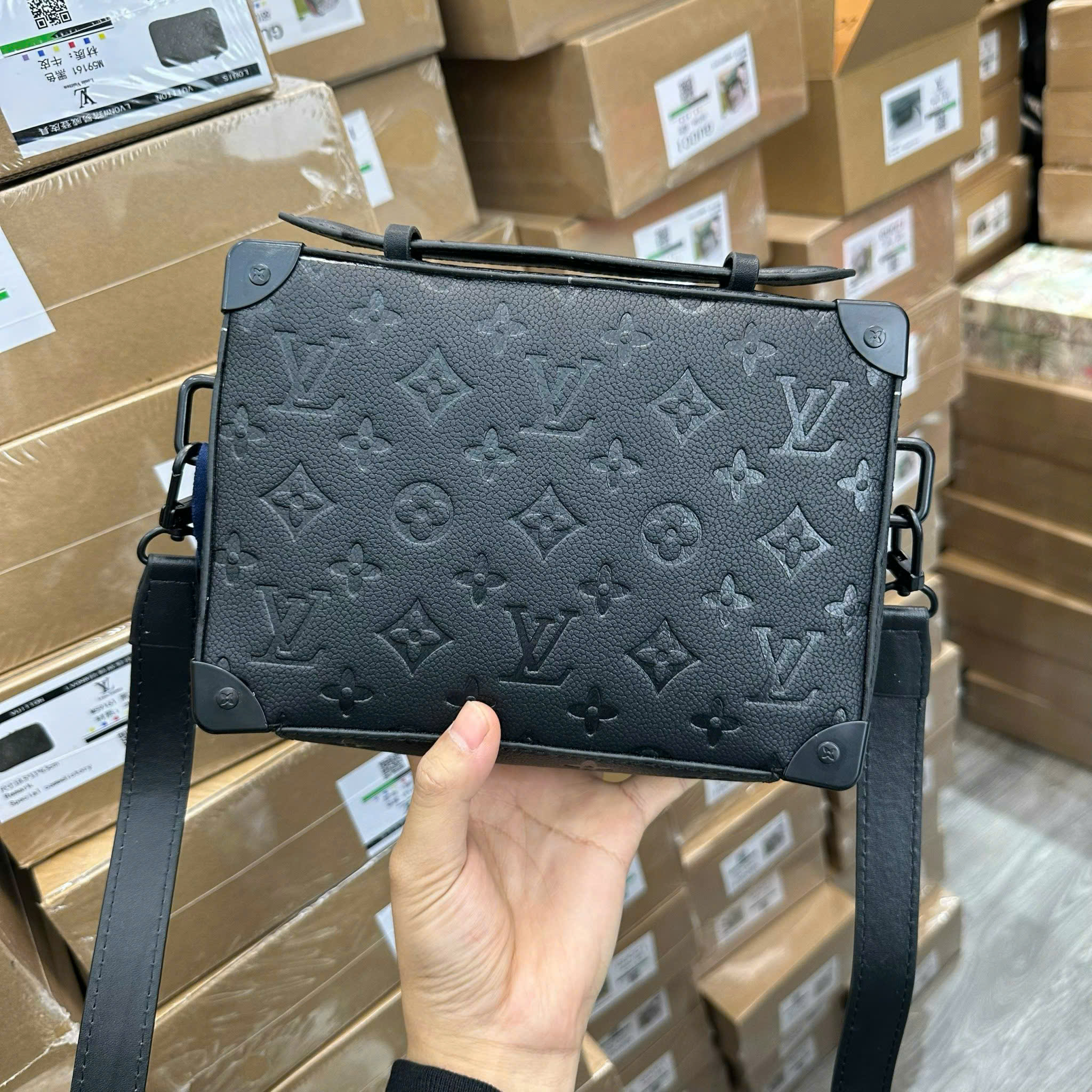 Túi đeo chéo Clutch Louis vuitton LV Bag Handle Soft Trunk monogram Like Auth 22x16x6 PLD