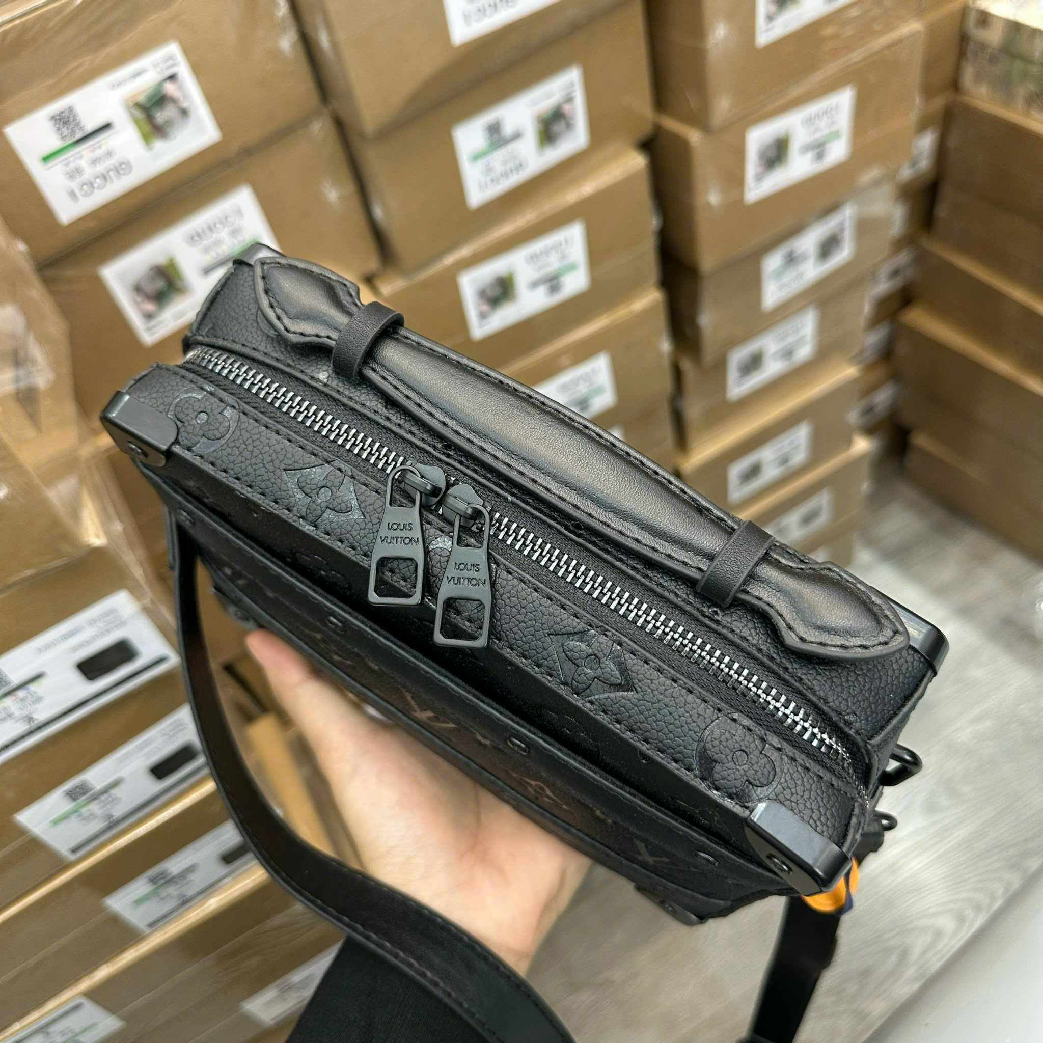 Túi đeo chéo Clutch Louis vuitton LV Bag Handle Soft Trunk monogram Like Auth 22x16x6 PLD