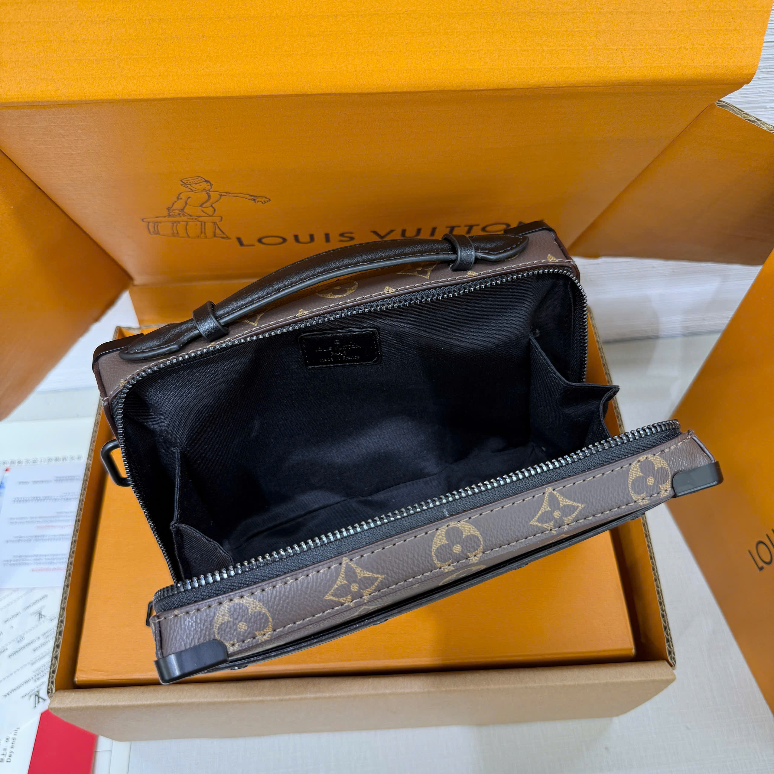 Túi đeo chéo Clutch Louis vuitton LV Bag Handle Soft Trunk monogram Like Auth 22x16x6 PLD