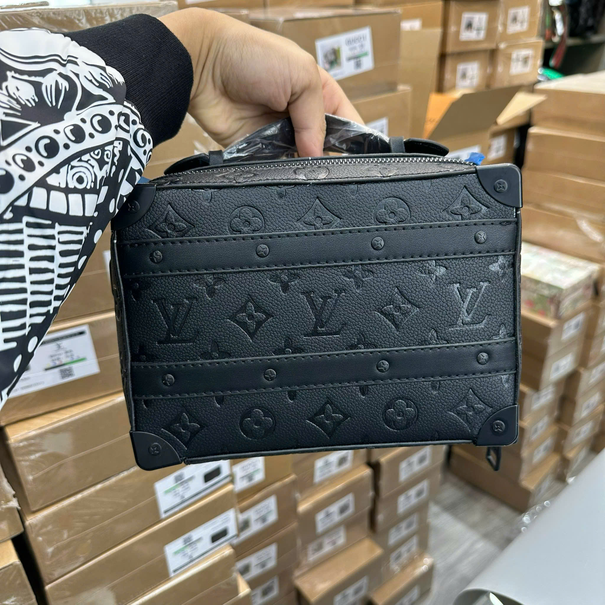 Túi đeo chéo Clutch Louis vuitton LV Bag Handle Soft Trunk monogram Like Auth 22x16x6 PLD