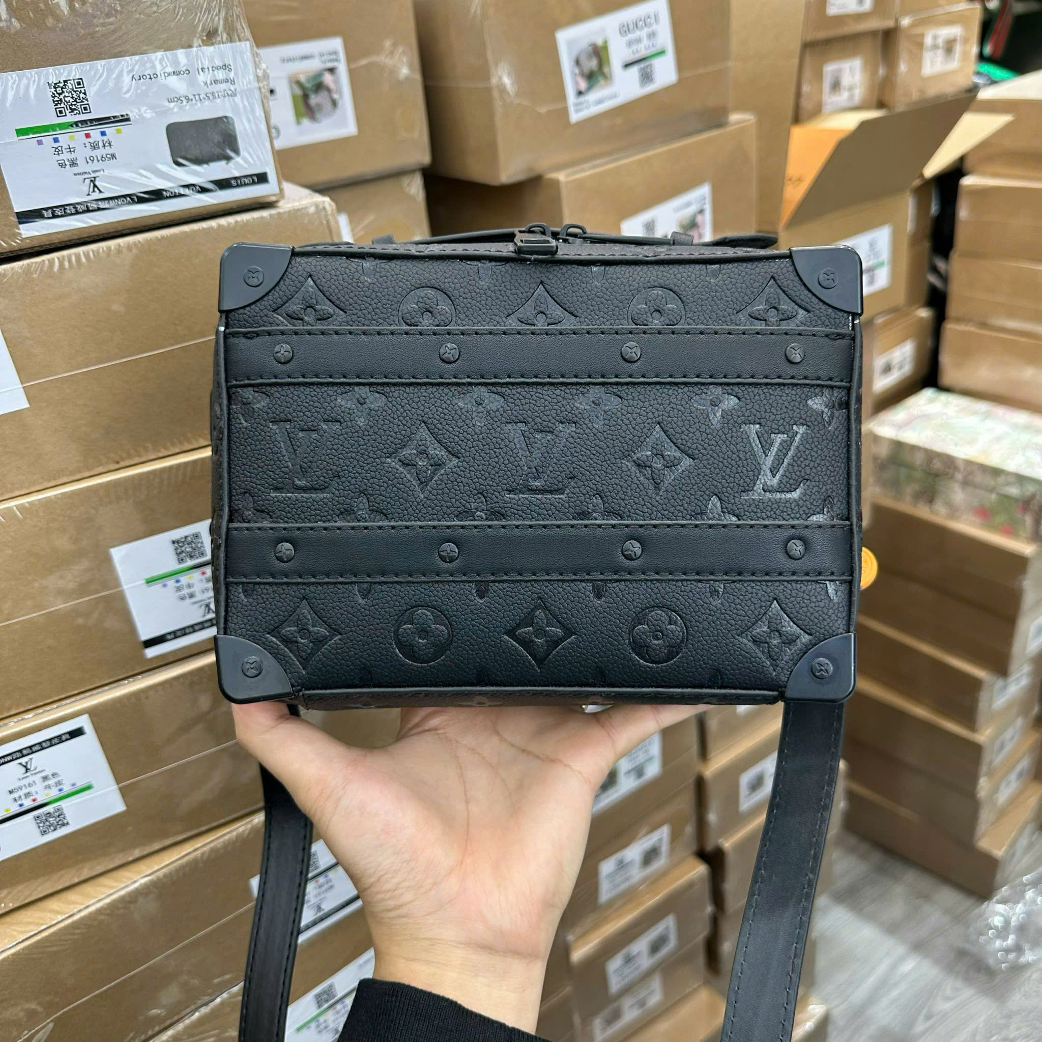 Túi đeo chéo Clutch Louis vuitton LV Bag Handle Soft Trunk monogram Like Auth 22x16x6 PLD