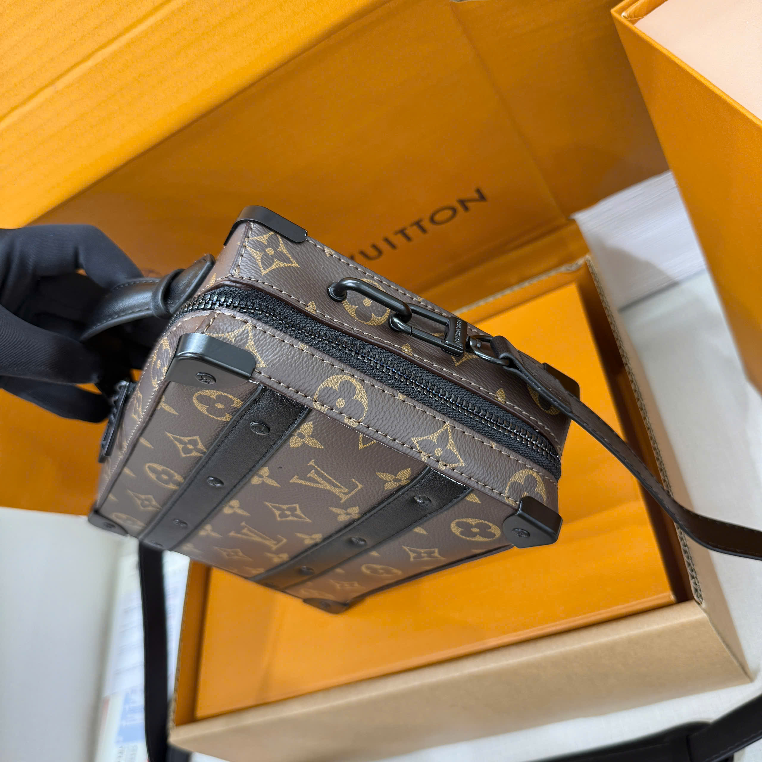 Túi đeo chéo Clutch Louis vuitton LV Bag Handle Soft Trunk monogram Like Auth 22x16x6 PLD