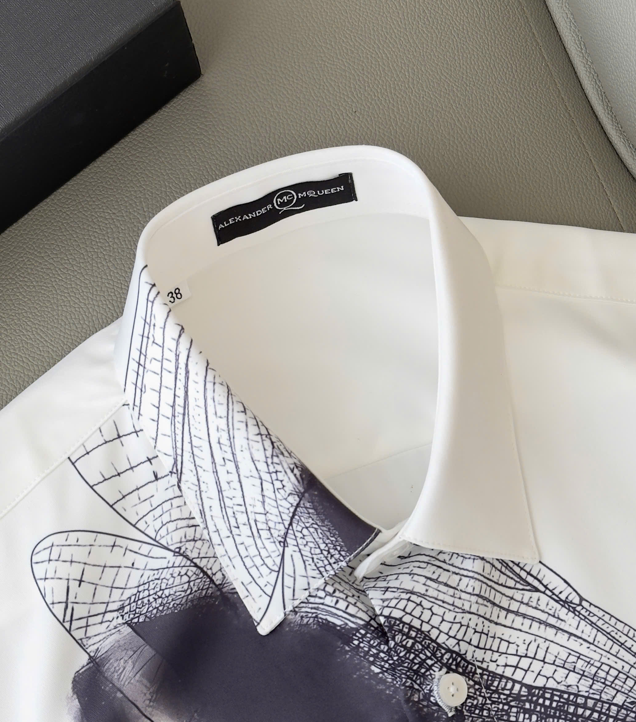 Áo sơ mi lụa Mcqueen MCQ Trắng họa tiết chuồn chuồn bay Like Auth 38-41 DDT