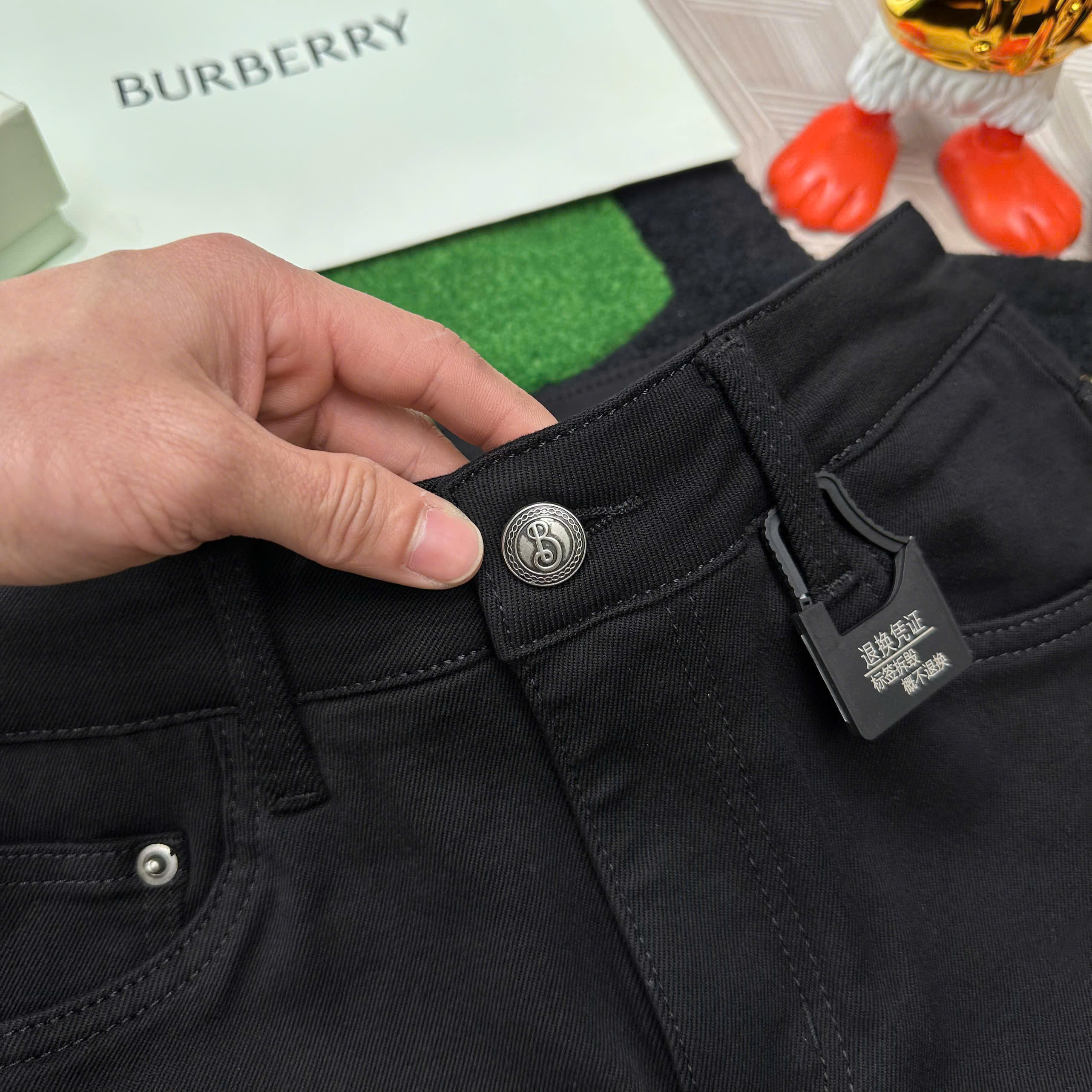 Quần Jean bò Dior CD Đen trơn logo thêu bọ hung túi sau Like Auth 29-34 MK