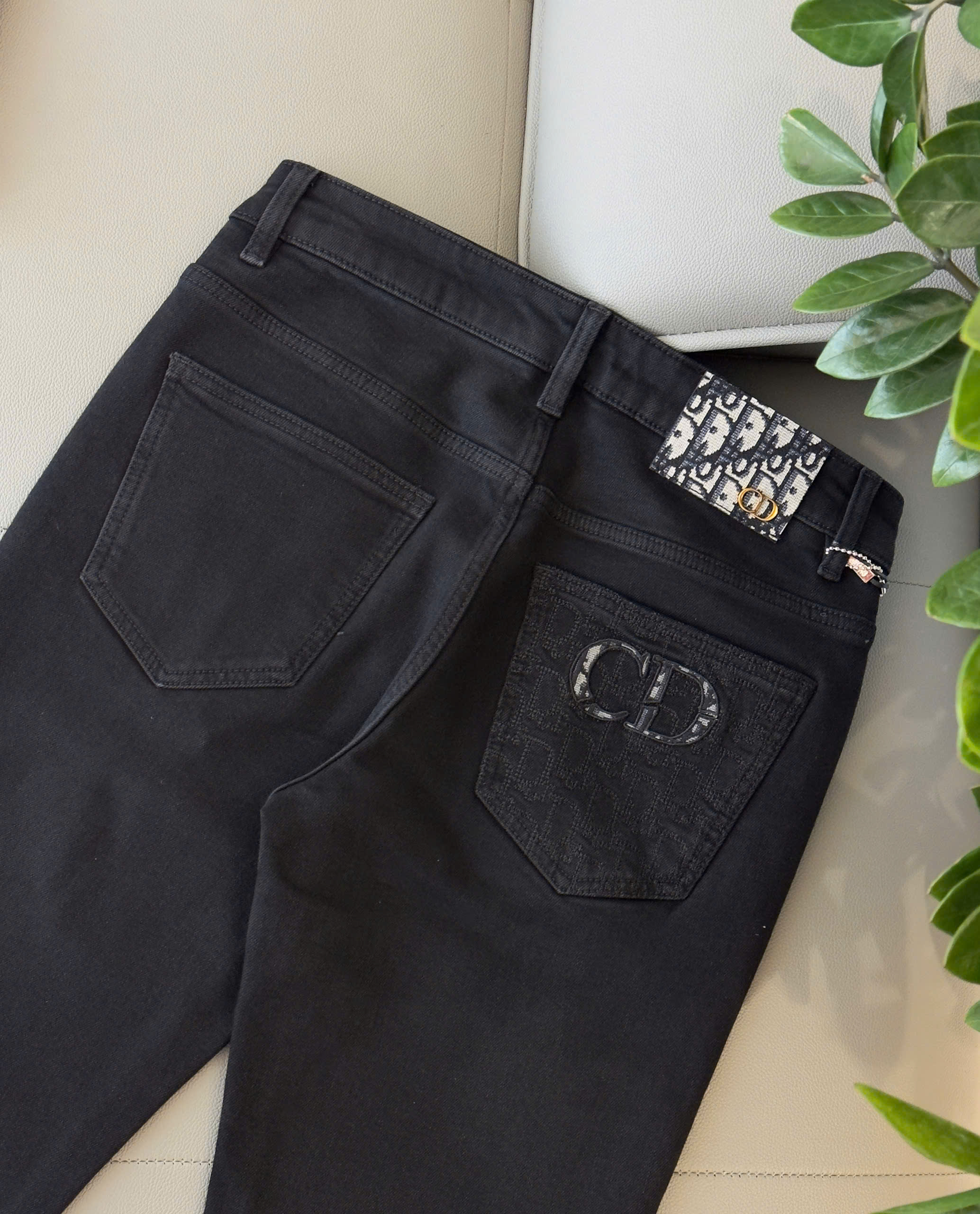 Quần Jean Dior CD Đen trơn logo thêu túi sau Like Auth 28-36 DDT