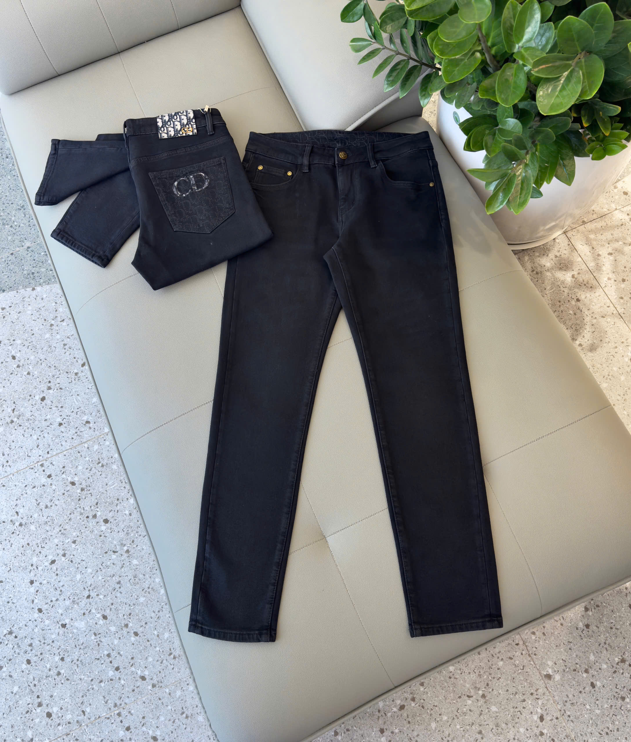Quần Jean Dior CD Đen trơn logo thêu túi sau Like Auth 28-36 DDT