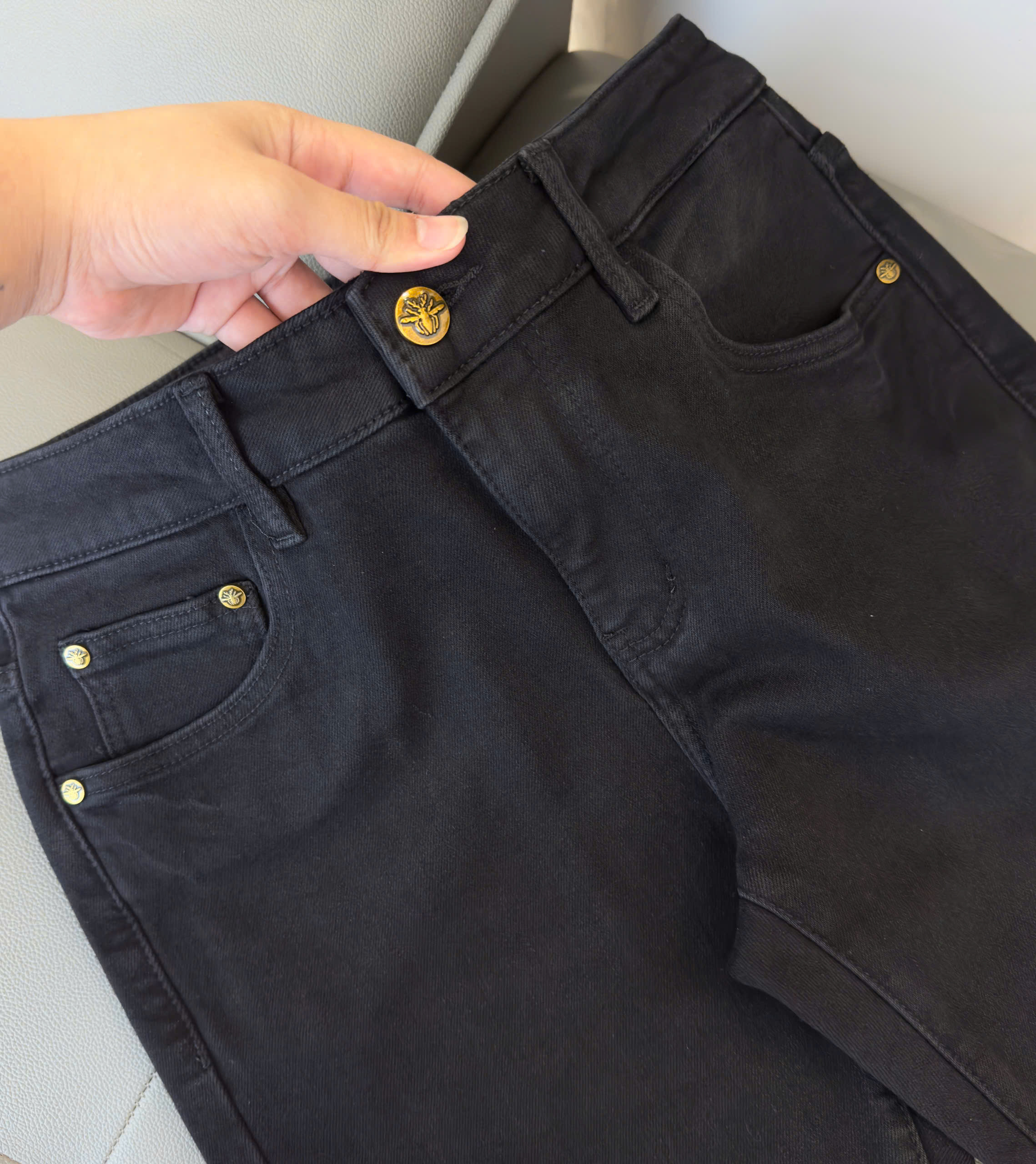 Quần Jean Dior CD Đen trơn logo thêu túi sau Like Auth 28-36 DDT