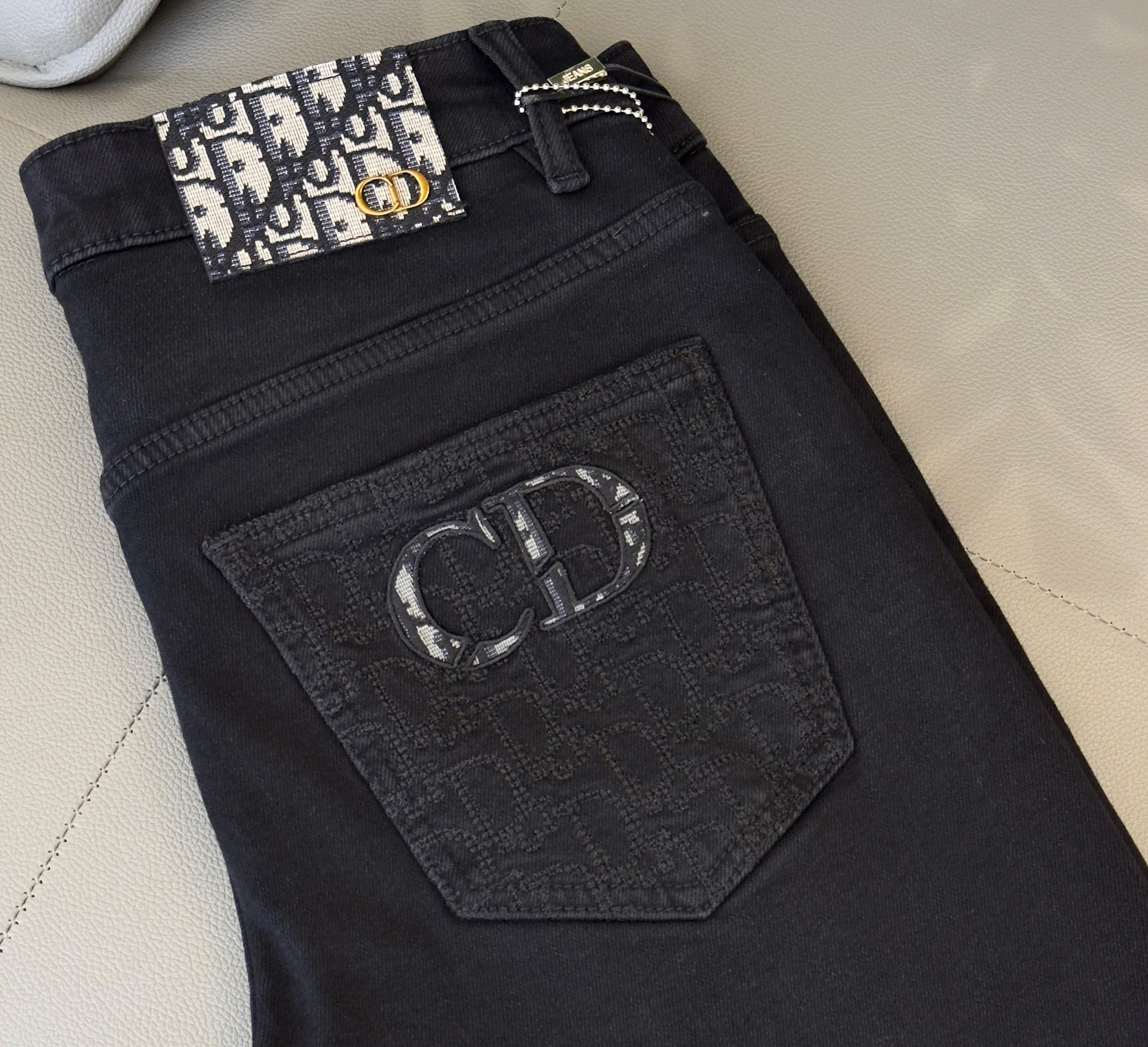 Quần Jean Dior CD Đen trơn logo thêu túi sau Like Auth 28-36 DDT
