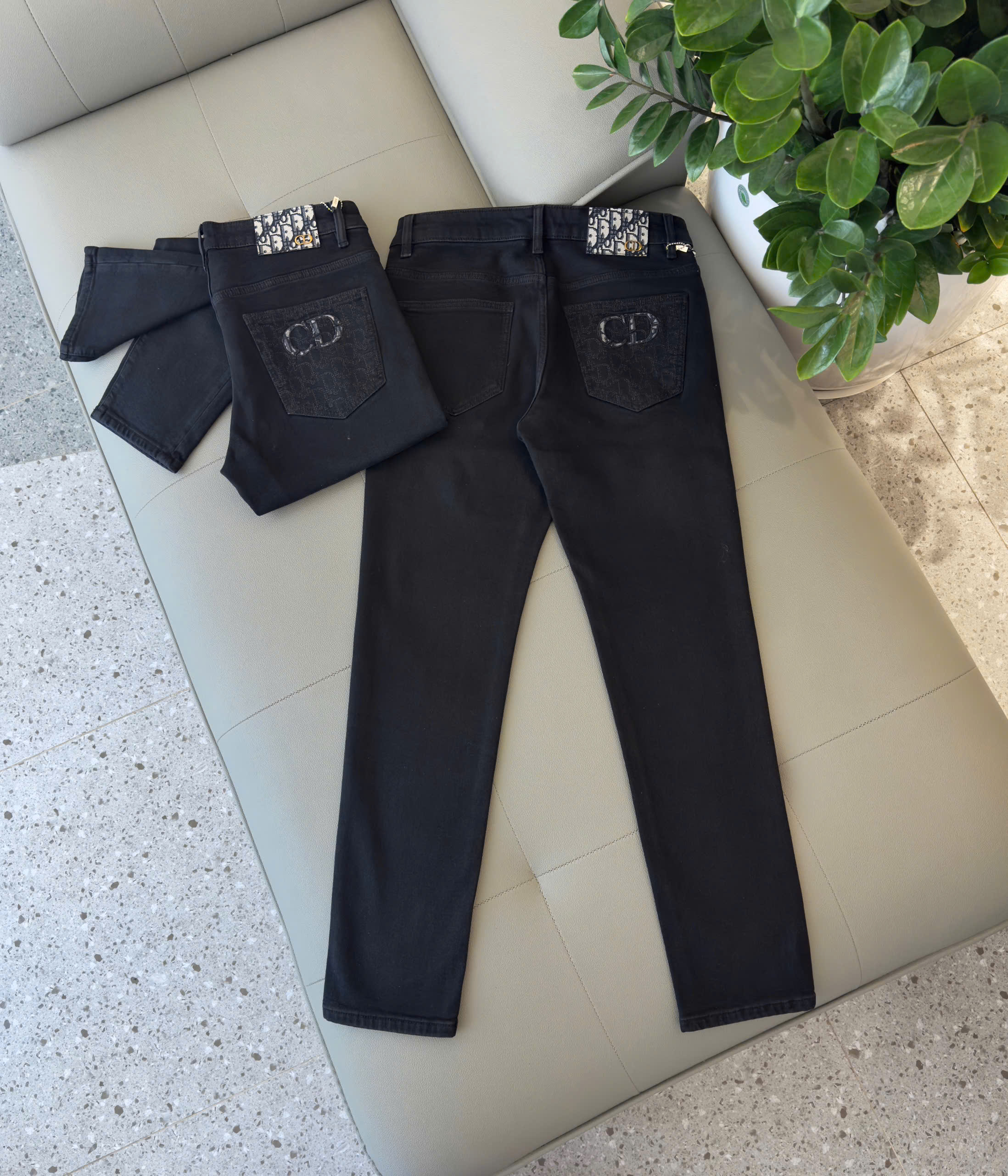 Quần Jean Dior CD Đen trơn logo thêu túi sau Like Auth 28-36 DDT