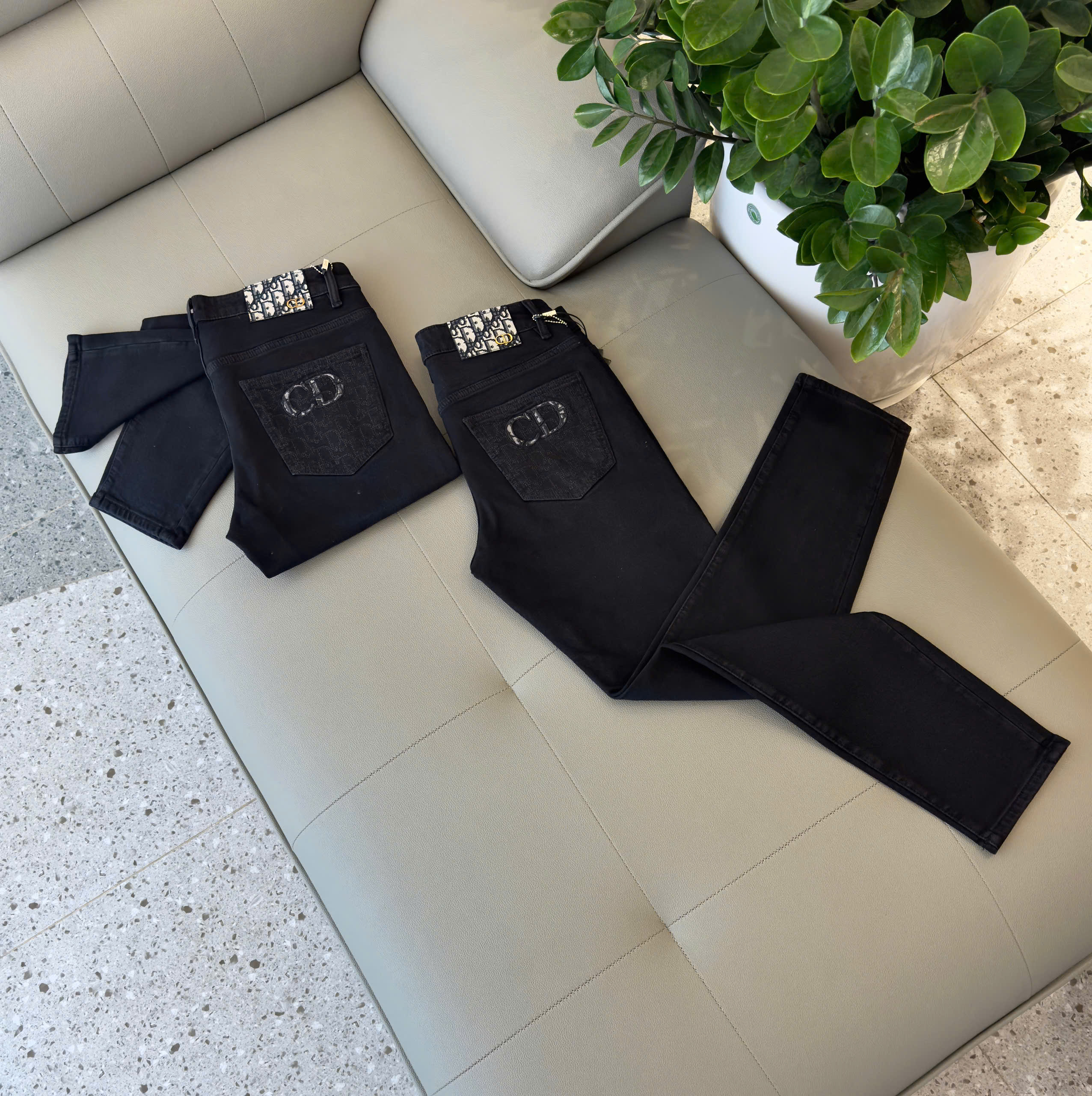 Quần Jean Dior CD Đen trơn logo thêu túi sau Like Auth 28-36 DDT