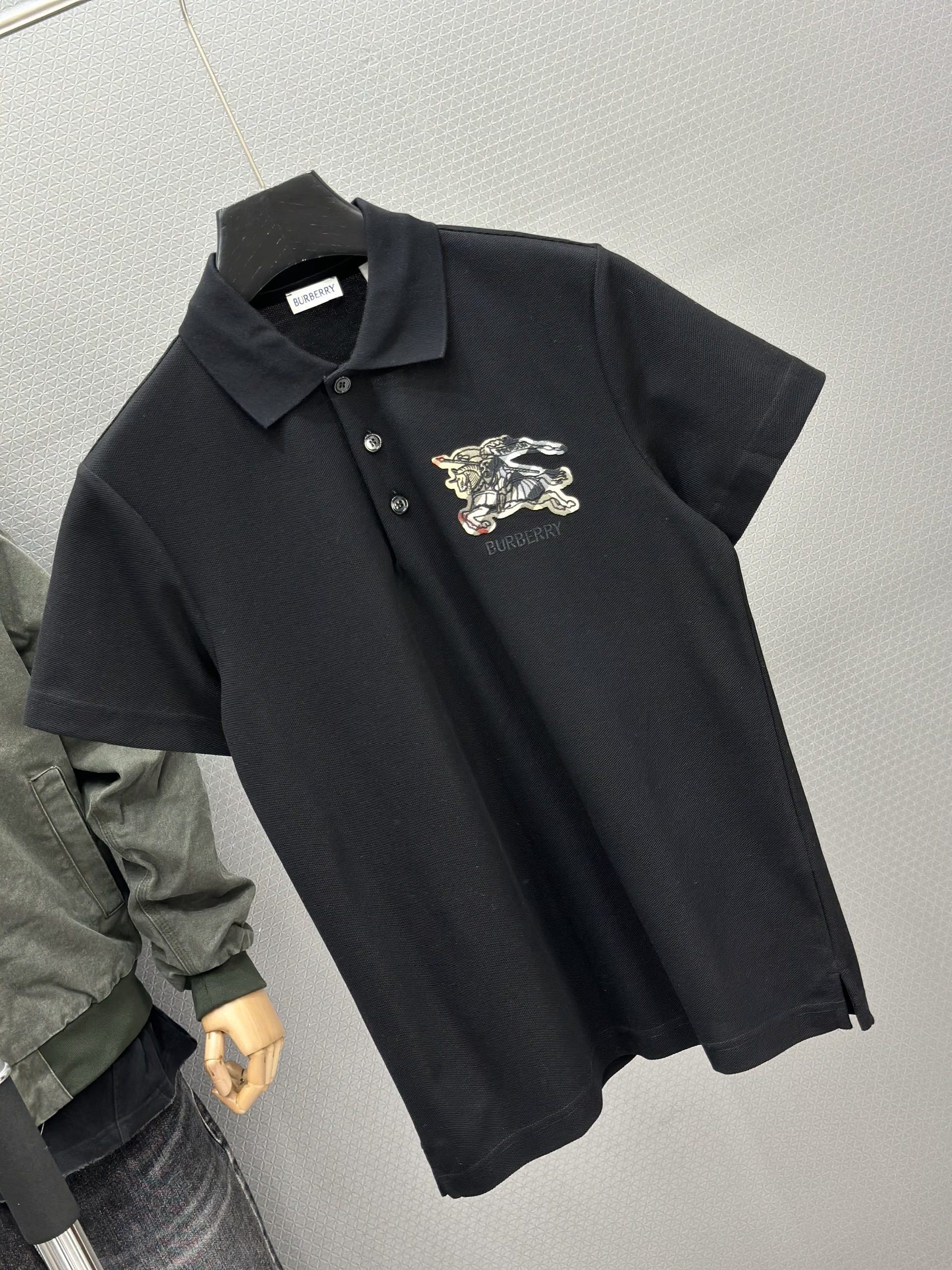Áo polo Burberry BBR 1442 Đen logo ngựa bay ngực 1-1 S-L VTN