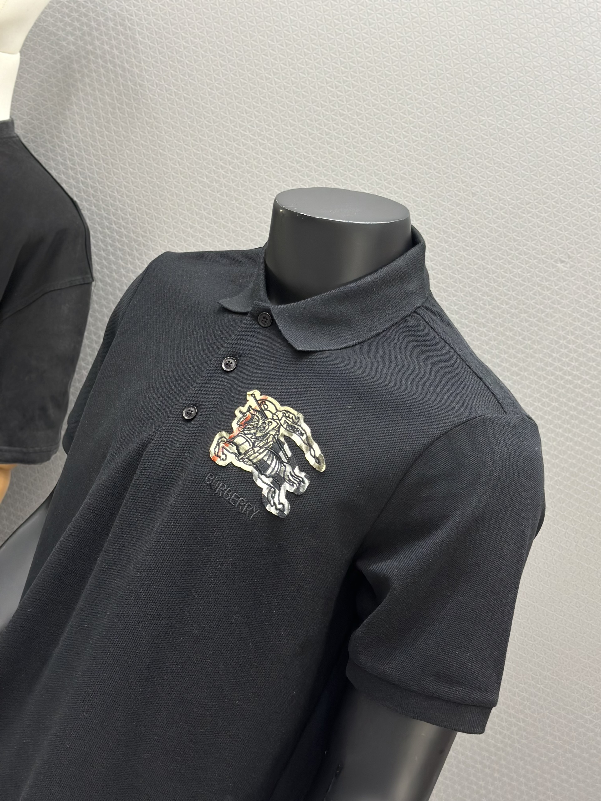 Áo polo Burberry BBR 1442 Đen logo ngựa bay ngực 1-1 S-L VTN