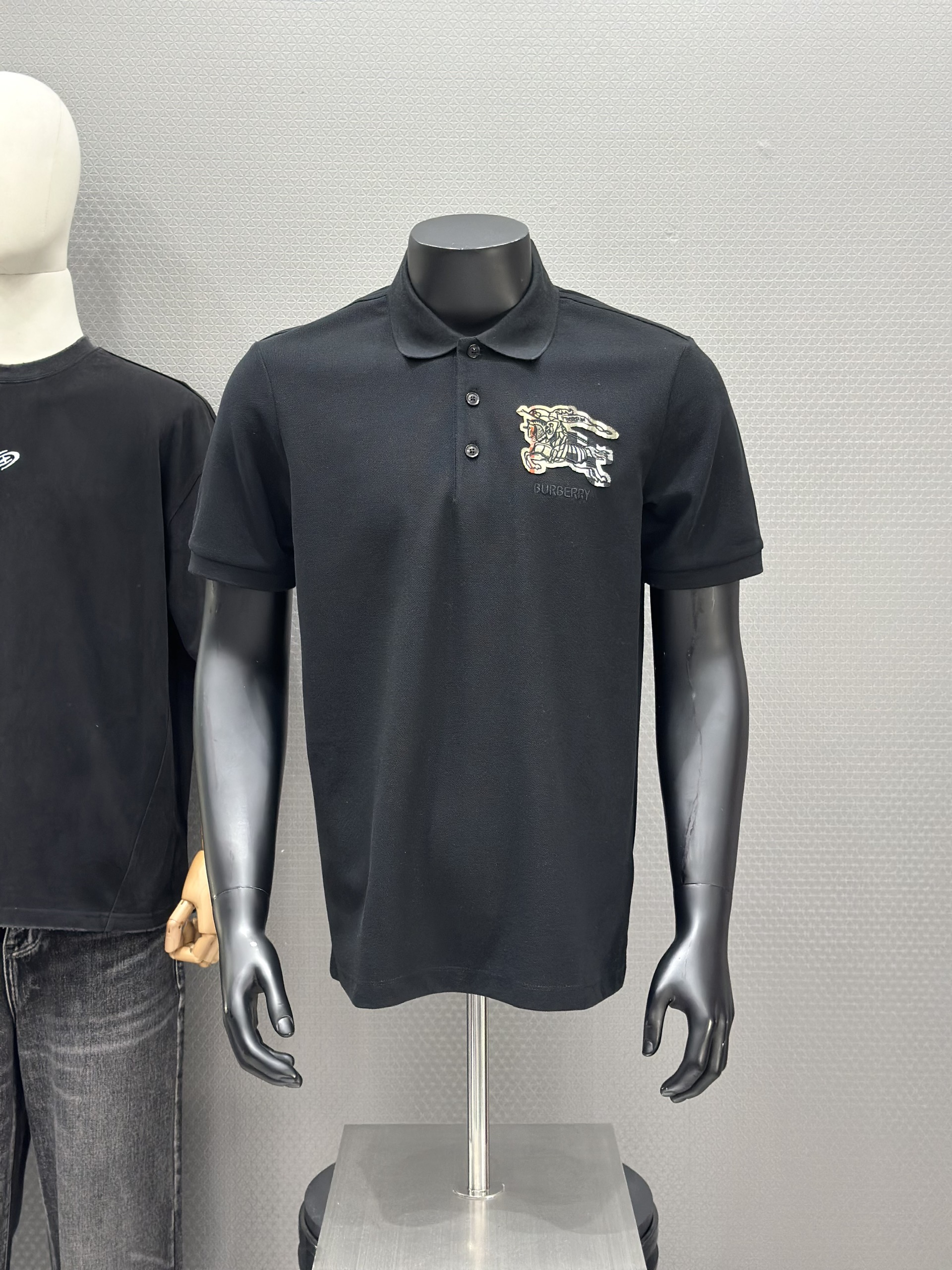 Áo polo Burberry BBR 1442 Đen logo ngựa bay ngực 1-1 S-L VTN