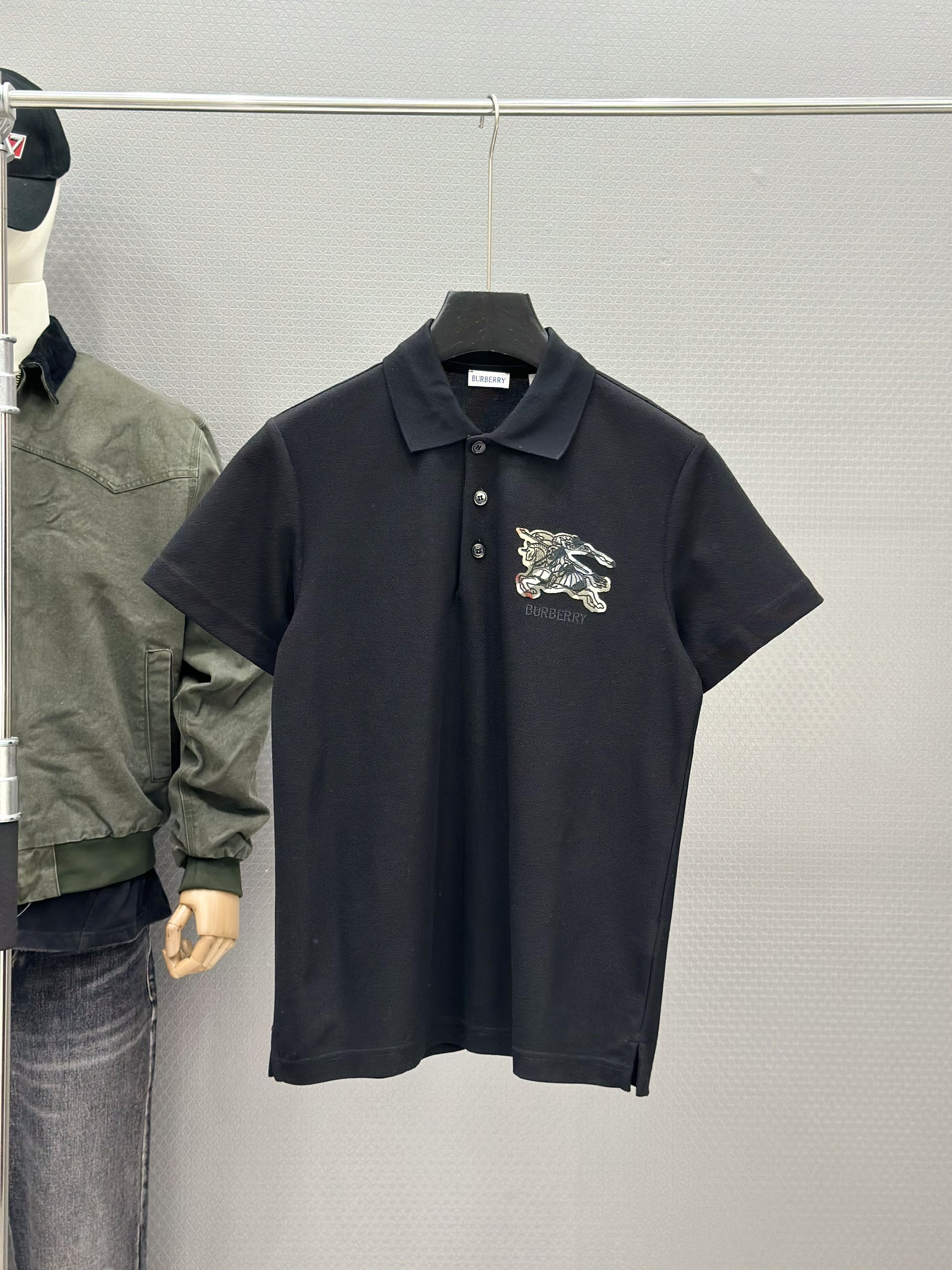 Áo polo Burberry BBR 1442 Đen logo ngựa bay ngực 1-1 S-L VTN