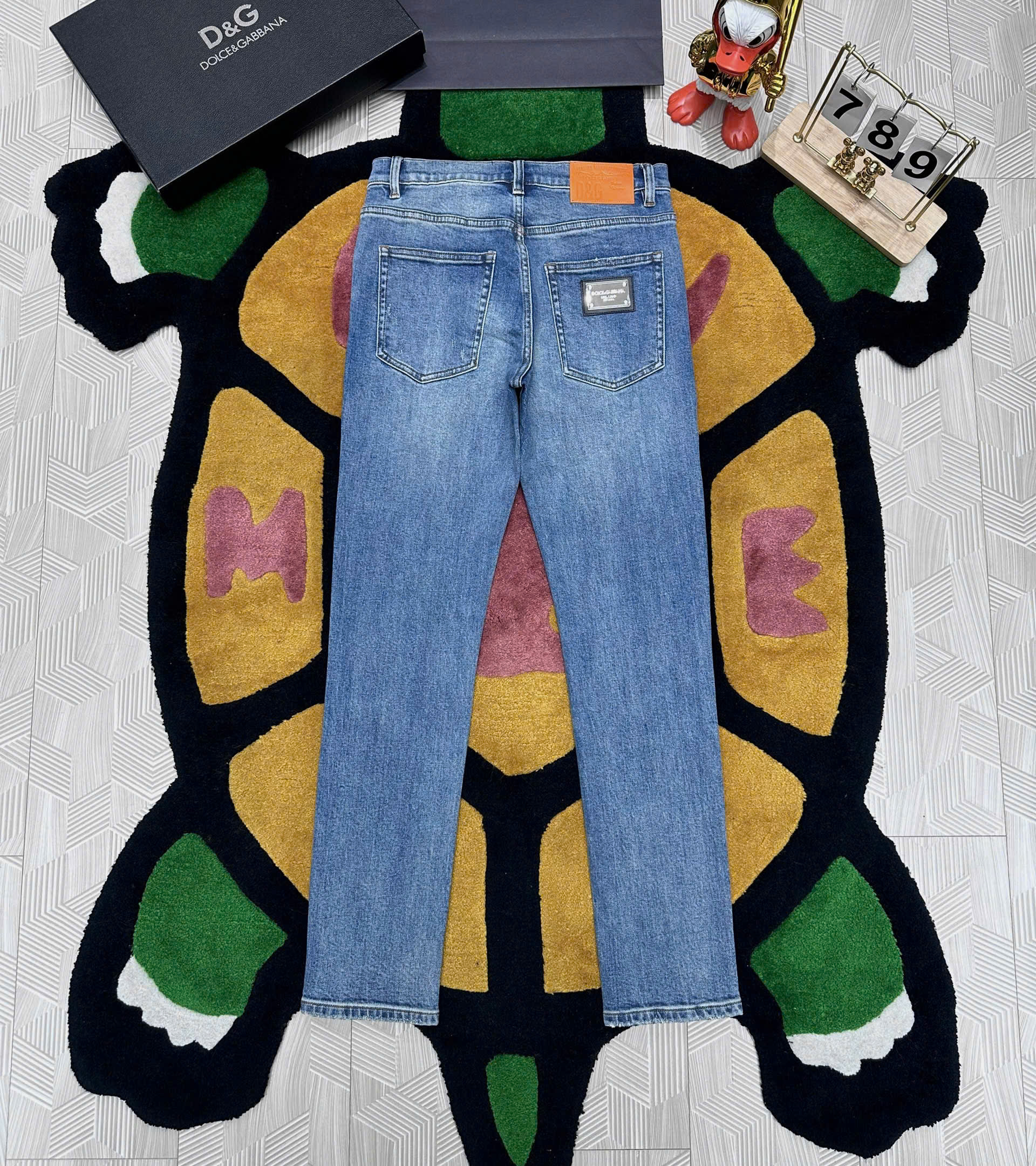 Quần Jean bò Dolce Gabbana DG Xanh trơn logo tag bạc túi sau Like Auth 29-34 MK