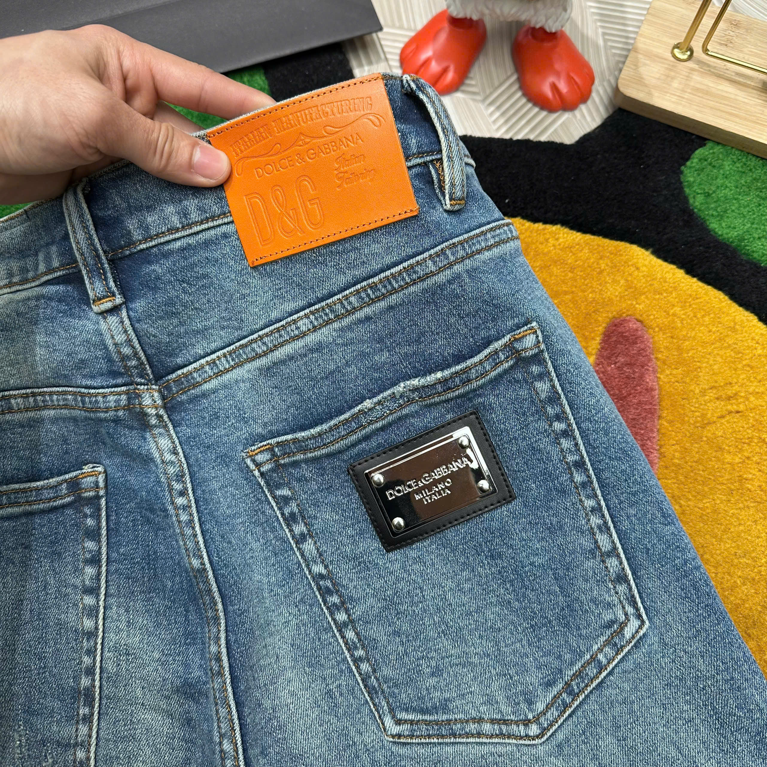 Quần Jean bò Dolce Gabbana DG Xanh trơn logo tag bạc túi sau Like Auth 29-34 MK