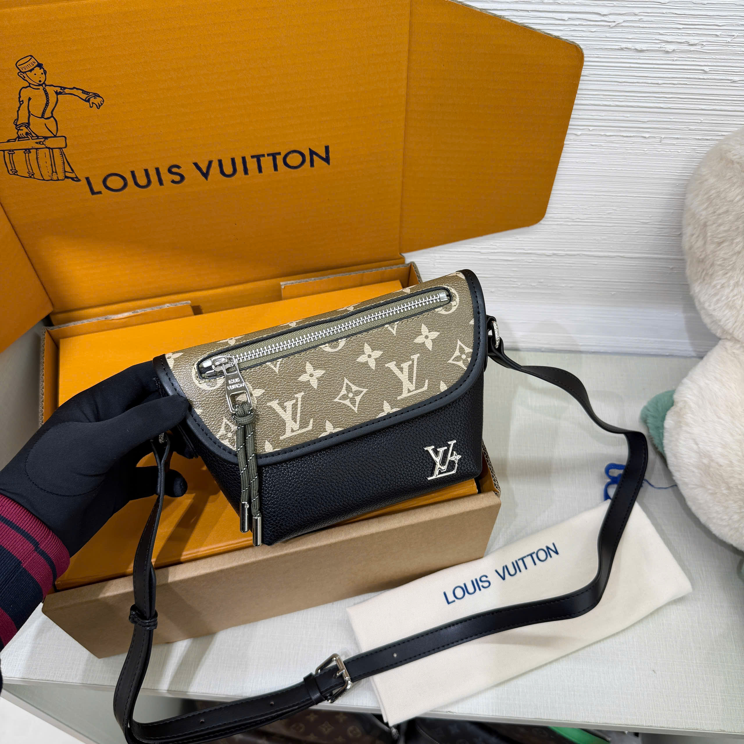 Túi đeo chéo Louis Vuitton LV Pulse Messenger Monogram Eclipse Bag Like Auth 23x16x5 PLD