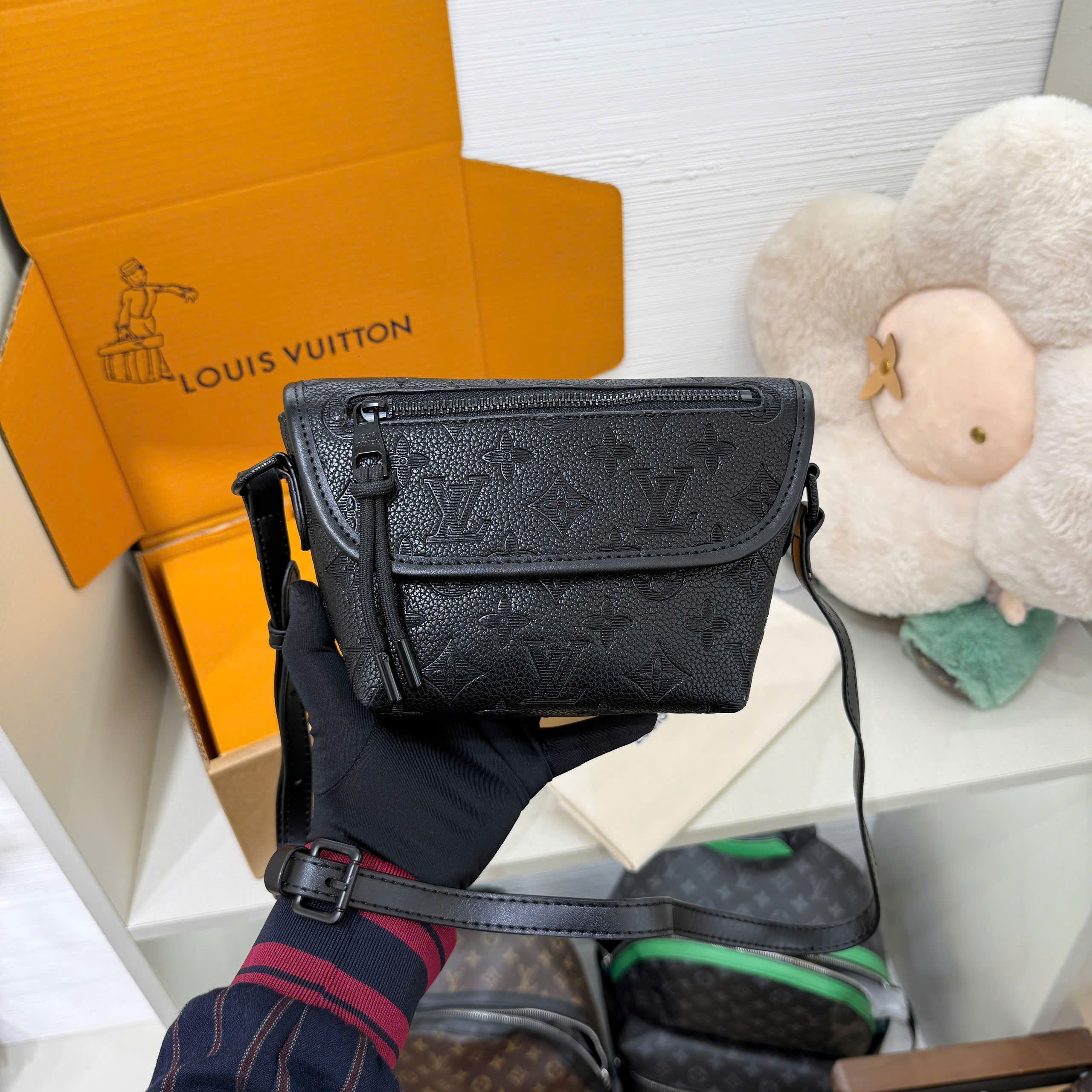 Túi đeo chéo Louis Vuitton LV Pulse Messenger Monogram Eclipse Bag Like Auth 23x16x5 PLD