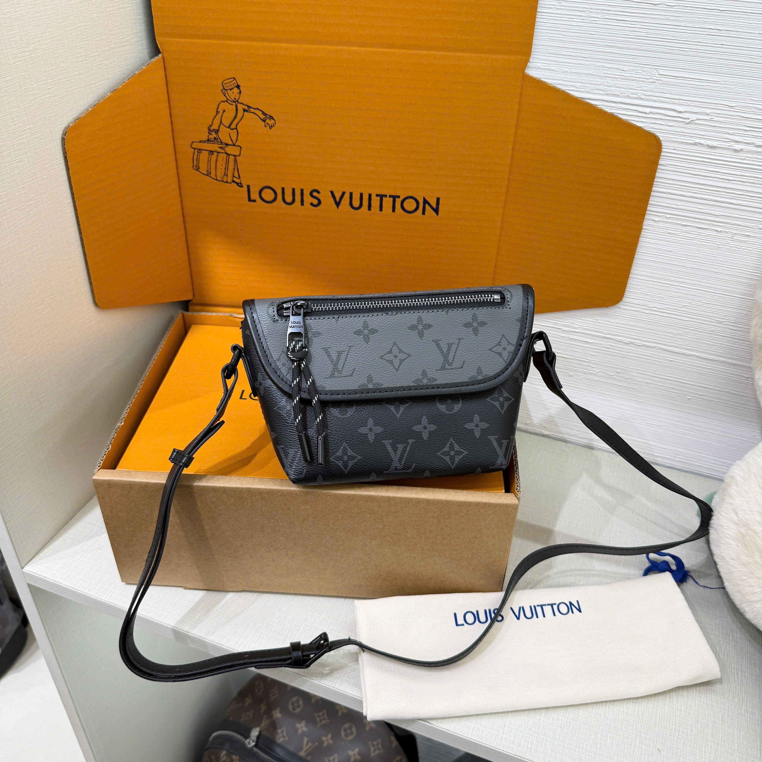 Túi đeo chéo Louis Vuitton LV Pulse Messenger Monogram Eclipse Bag Like Auth 23x16x5 PLD