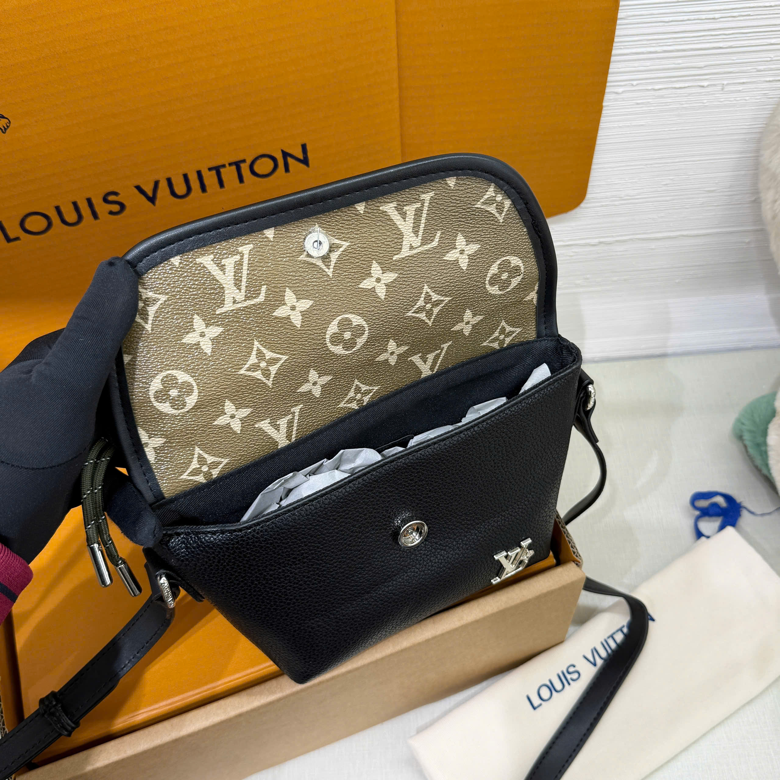 Túi đeo chéo Louis Vuitton LV Pulse Messenger Monogram Eclipse Bag Like Auth 23x16x5 PLD