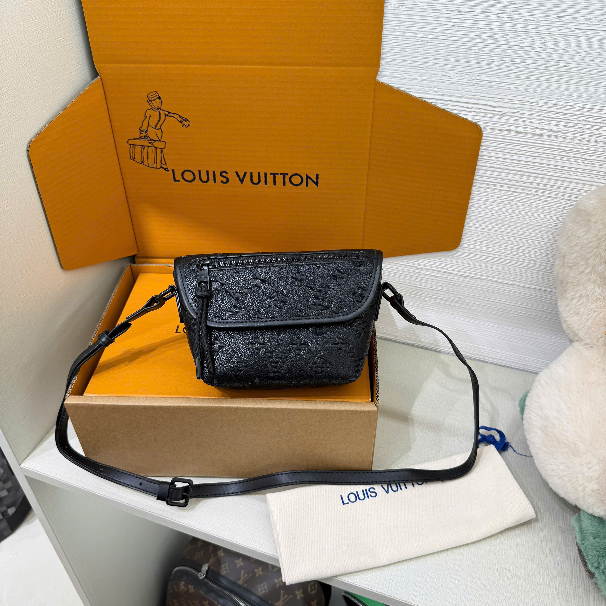 Túi đeo chéo Louis Vuitton LV Pulse Messenger Monogram Eclipse Bag Like Auth 23x16x5 PLD