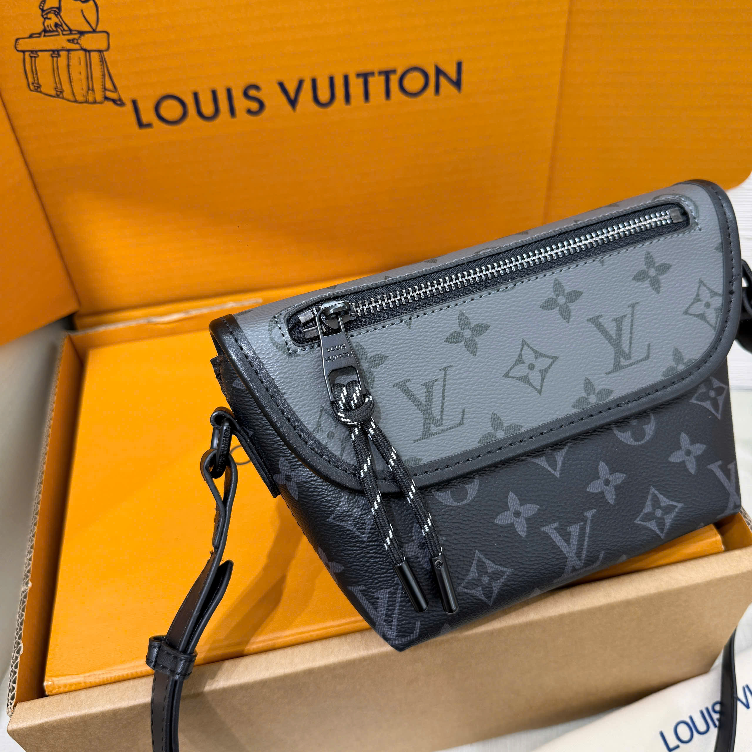 Túi đeo chéo Louis Vuitton LV Pulse Messenger Monogram Eclipse Bag Like Auth 23x16x5 PLD