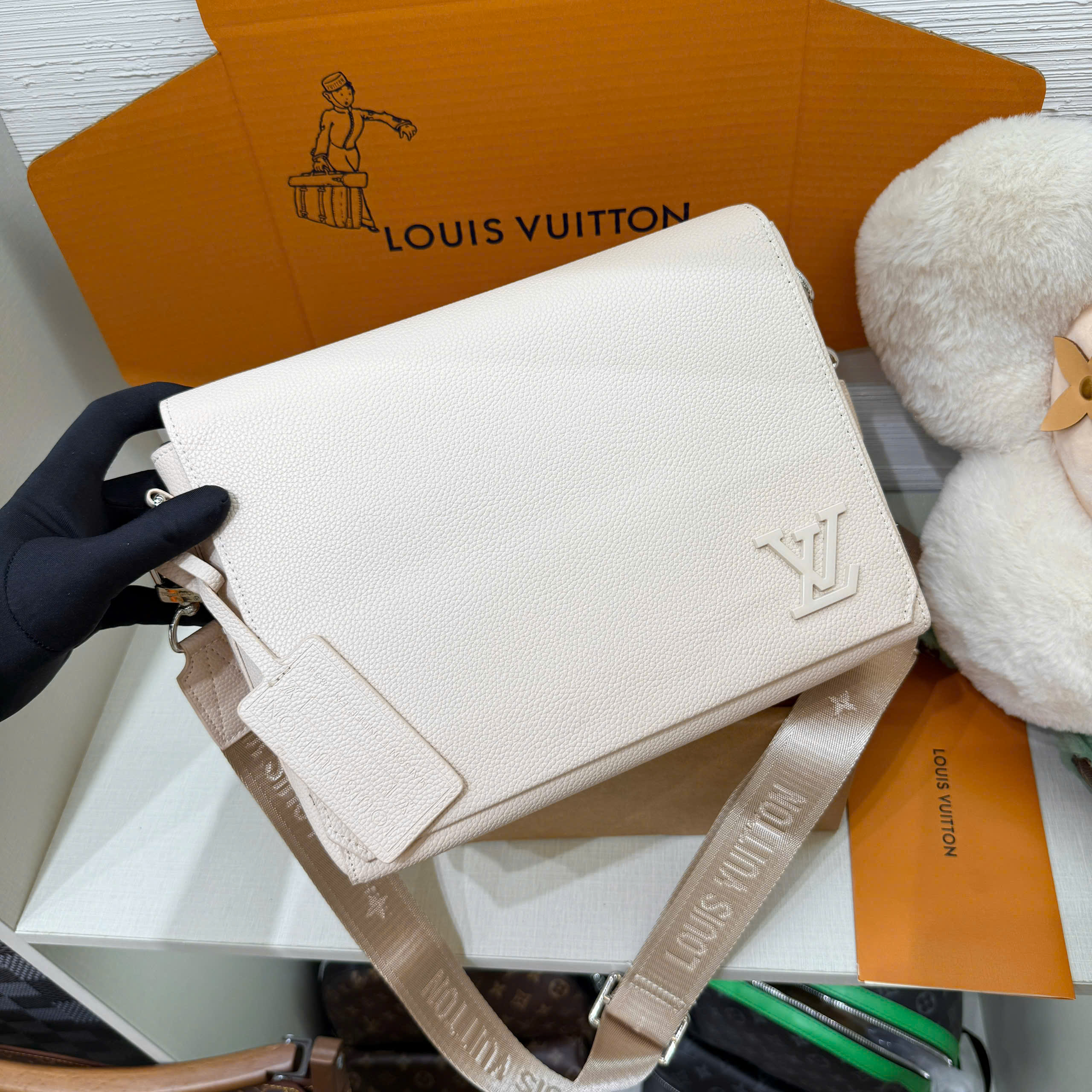 Túi đeo chéo Louis Vuitton LV Bag Takeoff Messenger LV Aerogram Like Auth 28x24x10 PLD
