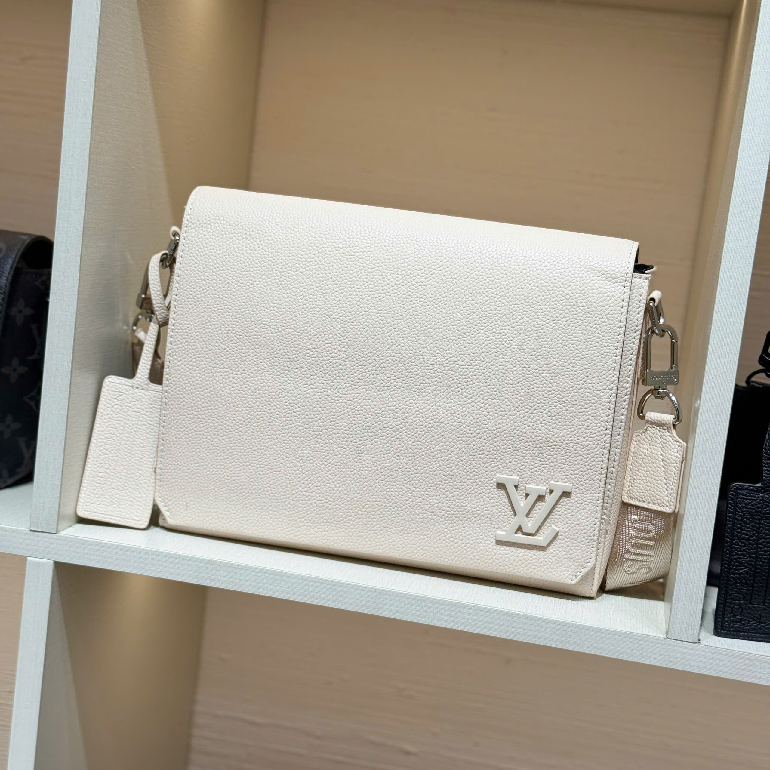 Túi đeo chéo Louis Vuitton LV Bag Takeoff Messenger LV Aerogram Like Auth 28x24x10 PLD