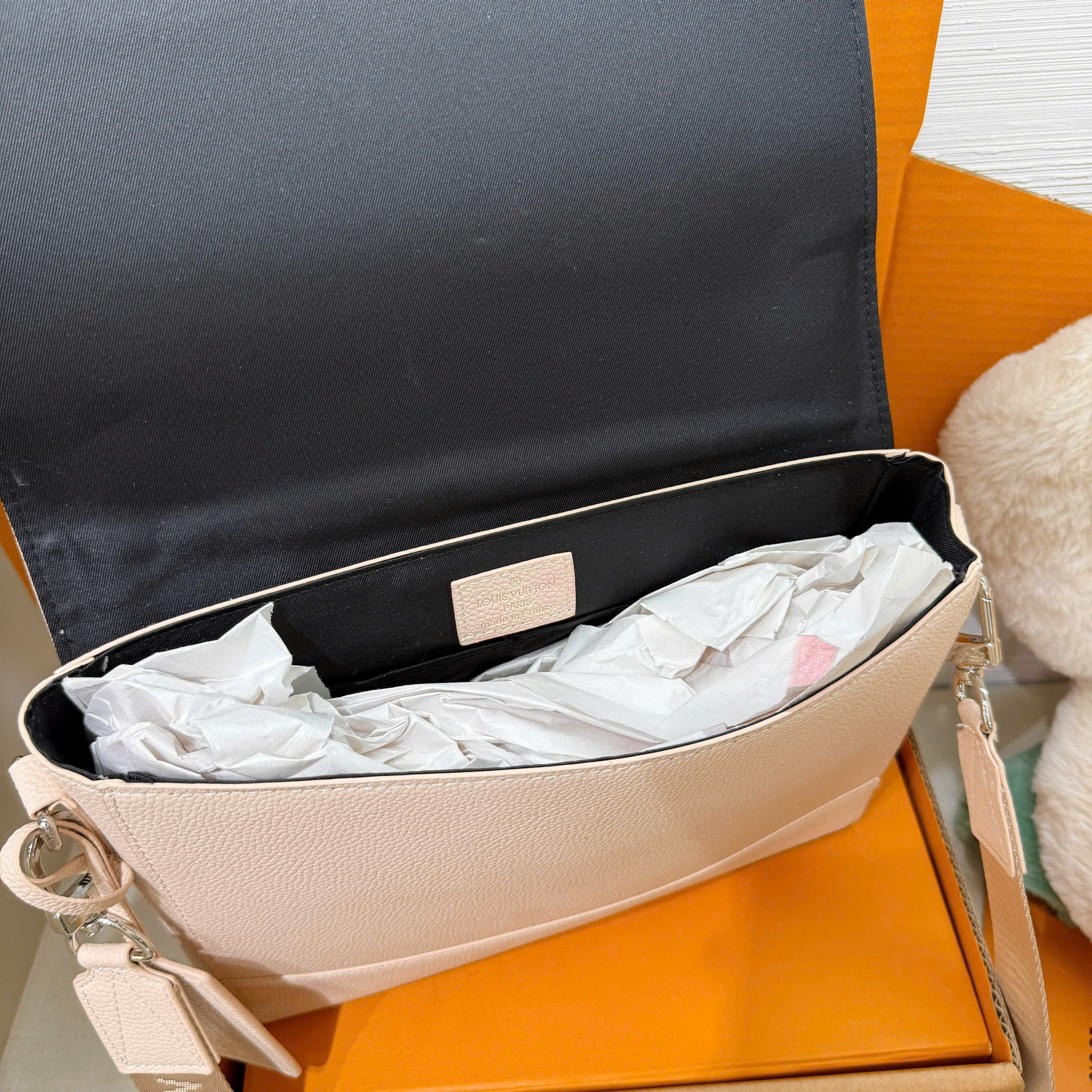 Túi đeo chéo Louis Vuitton LV Bag Takeoff Messenger LV Aerogram Like Auth 28x24x10 PLD