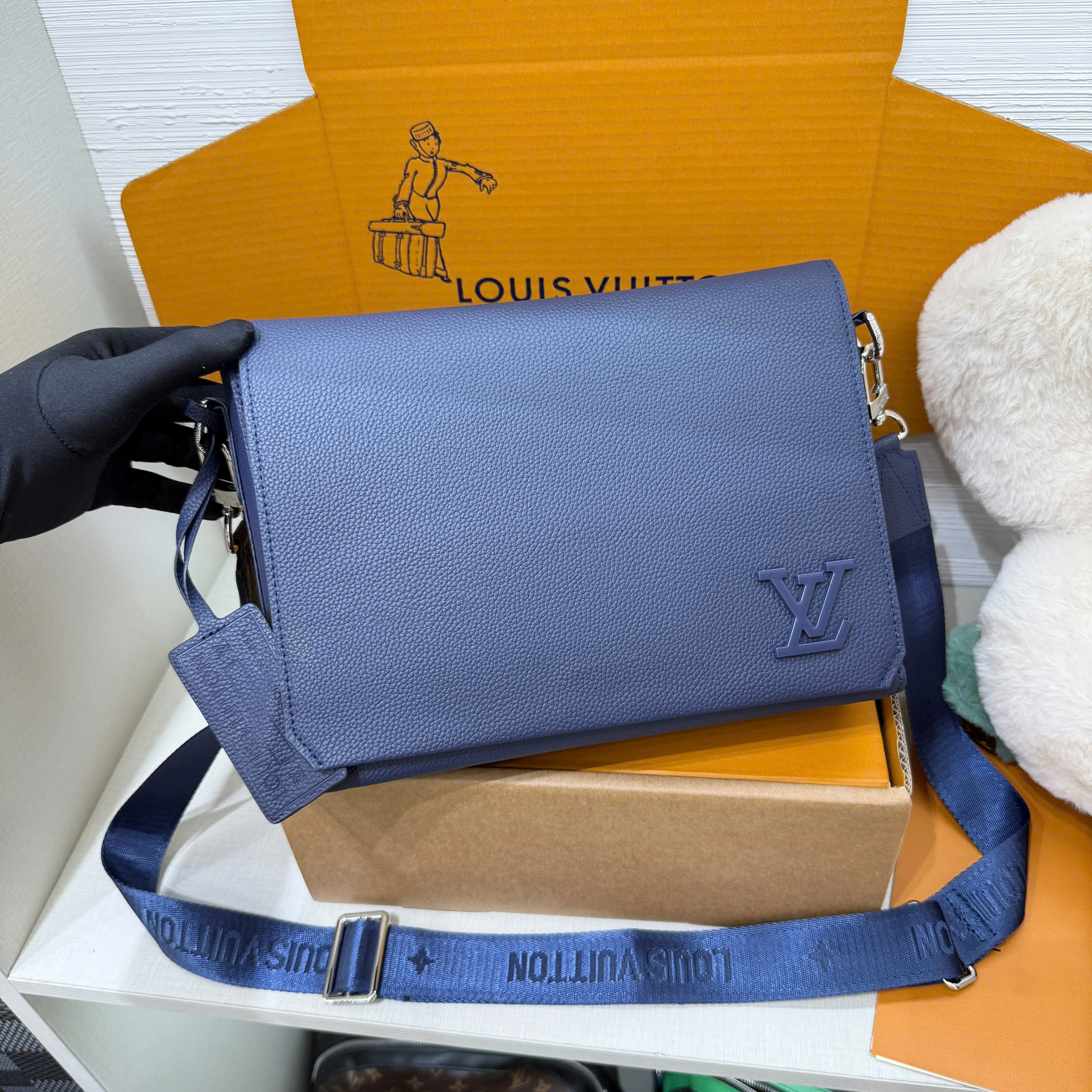 Túi đeo chéo Louis Vuitton LV Bag Takeoff Messenger LV Aerogram Like Auth 28x24x10 PLD