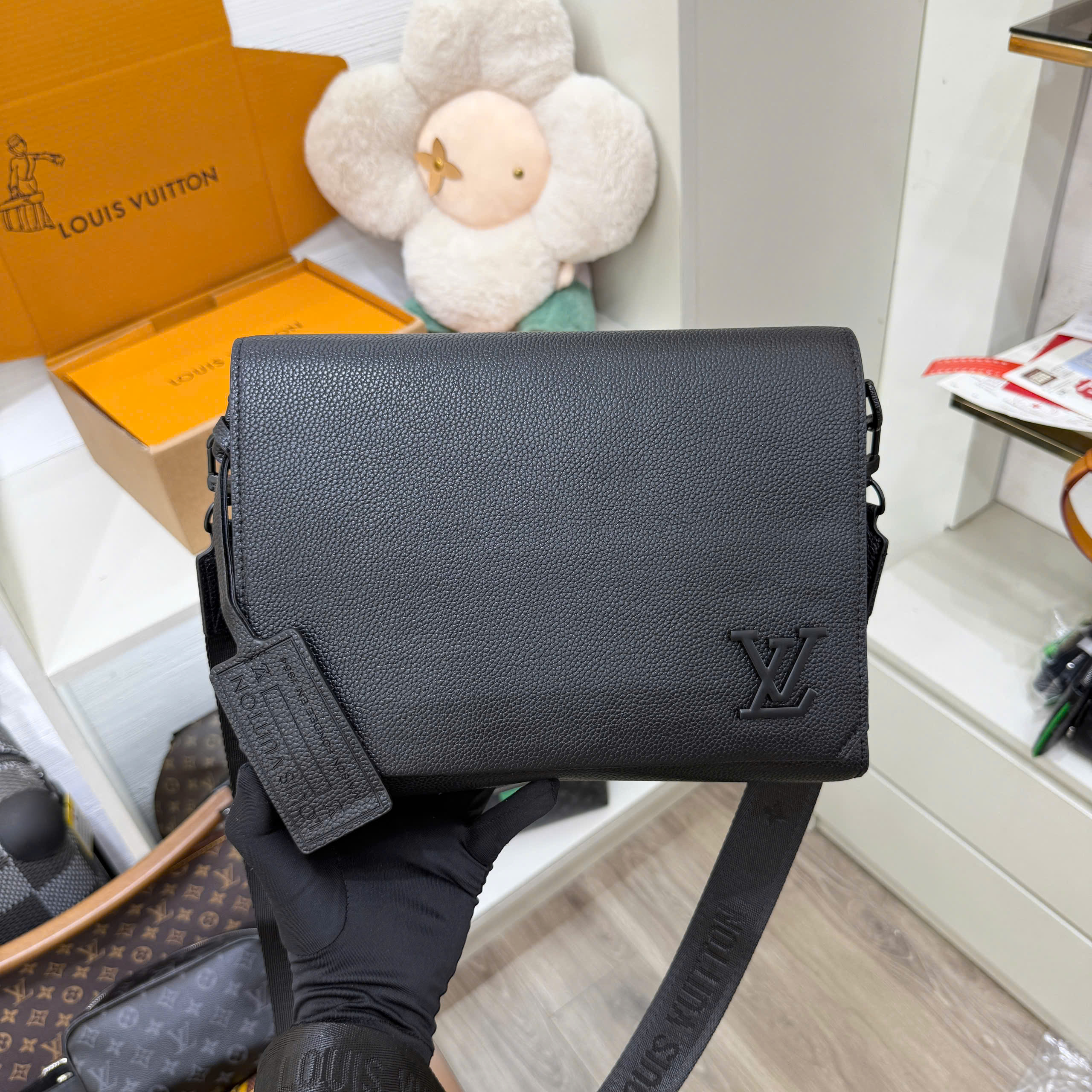 Túi đeo chéo Louis Vuitton LV Bag Takeoff Messenger LV Aerogram Like Auth 28x24x10 PLD