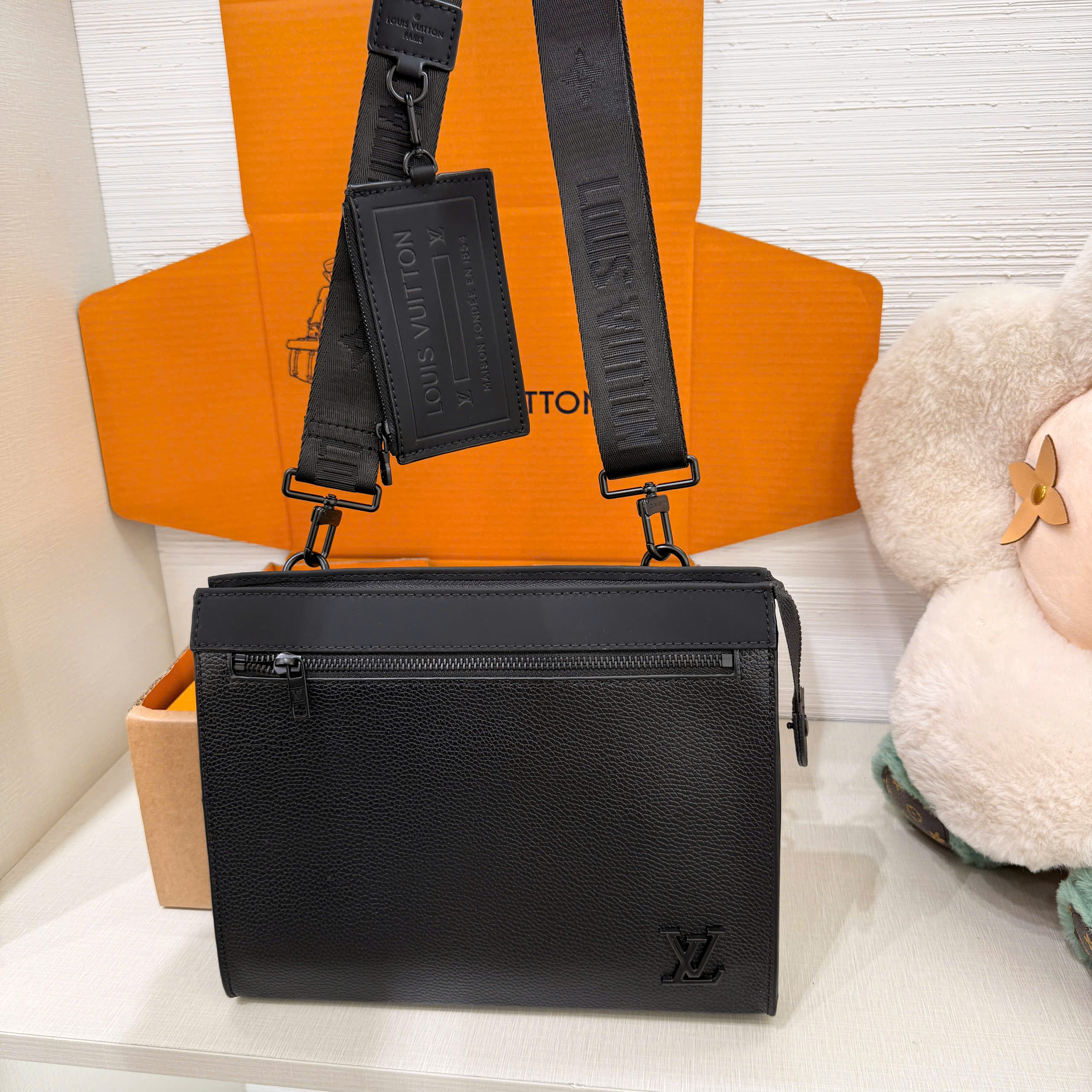 Túi đeo chéo Louis Vuitton LV Messenger Voyage Aerogram Like Auth 28x21x6 PLD