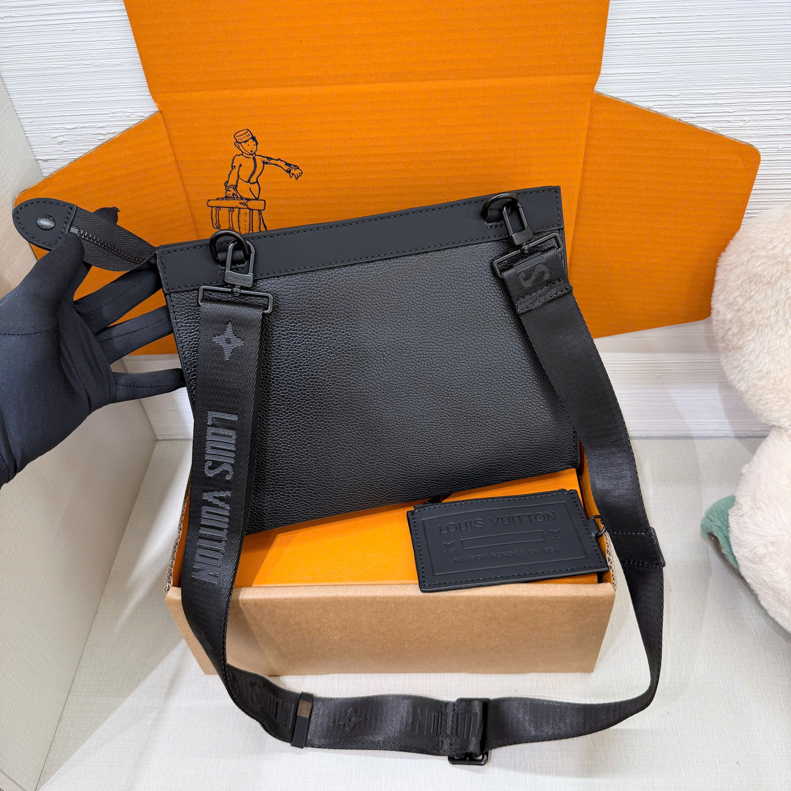 Túi đeo chéo Louis Vuitton LV Messenger Voyage Aerogram Like Auth 28x21x6 PLD