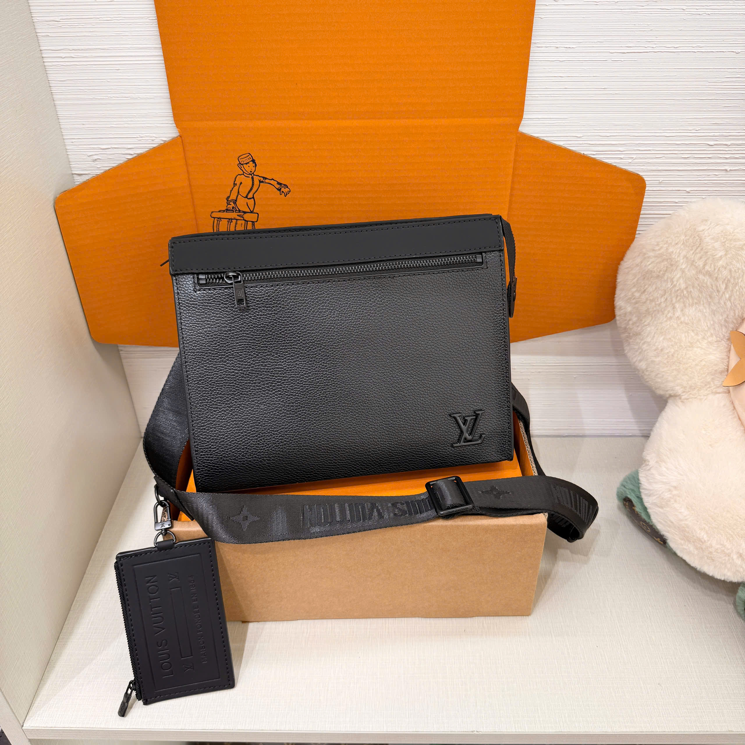 Túi đeo chéo Louis Vuitton LV Messenger Voyage Aerogram Like Auth 28x21x6 PLD