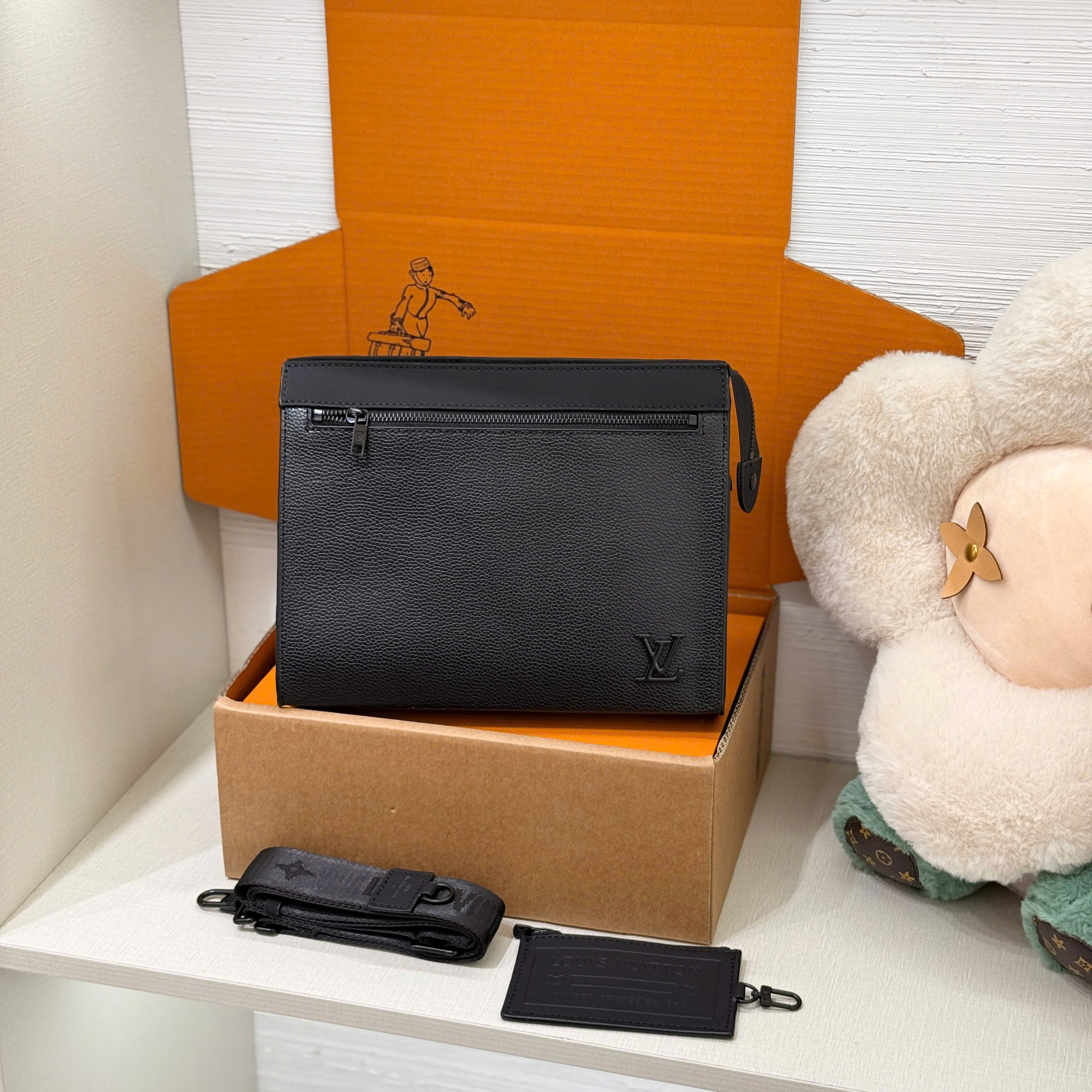 Túi đeo chéo Louis Vuitton LV Messenger Voyage Aerogram Like Auth 28x21x6 PLD