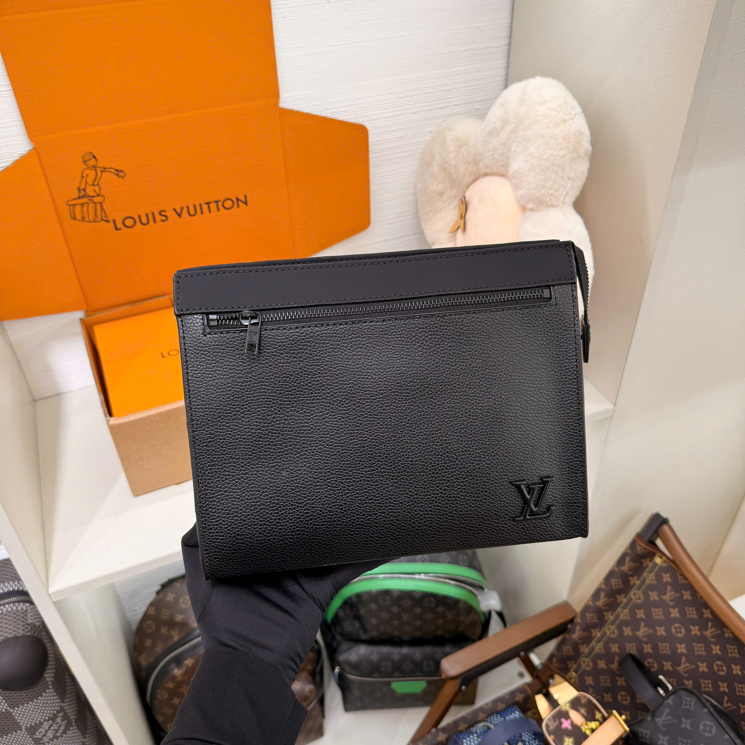 Túi đeo chéo Louis Vuitton LV Messenger Voyage Aerogram Like Auth 28x21x6 PLD