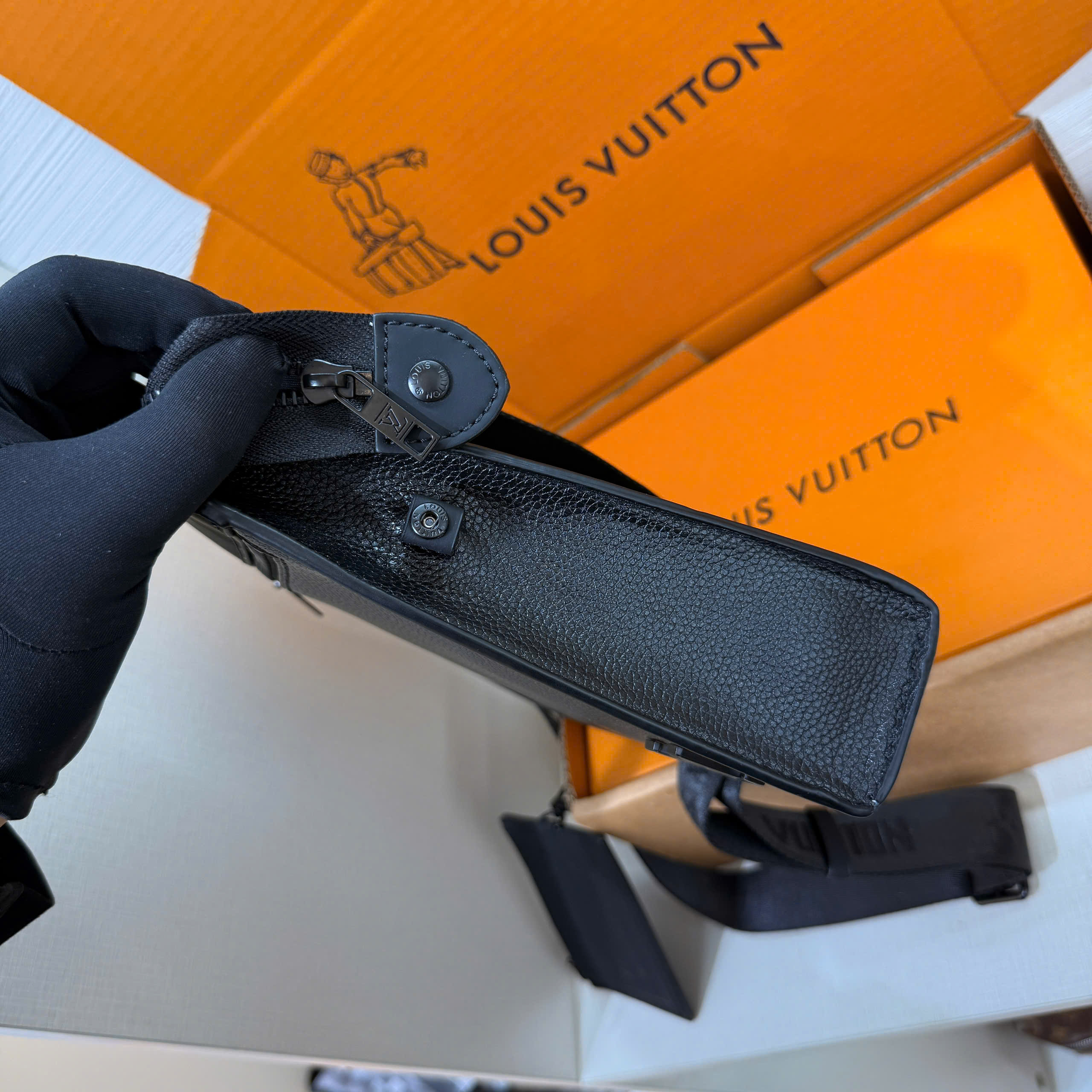 Túi đeo chéo Louis Vuitton LV Messenger Voyage Aerogram Like Auth 28x21x6 PLD