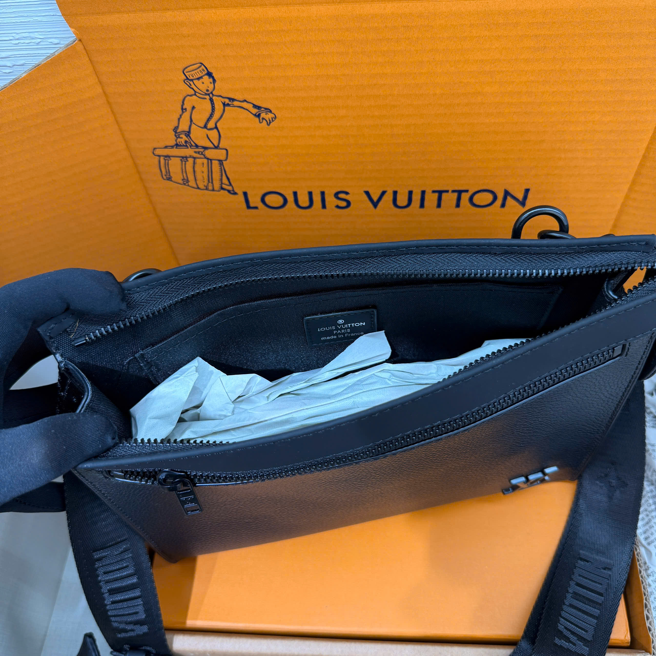 Túi đeo chéo Louis Vuitton LV Messenger Voyage Aerogram Like Auth 28x21x6 PLD