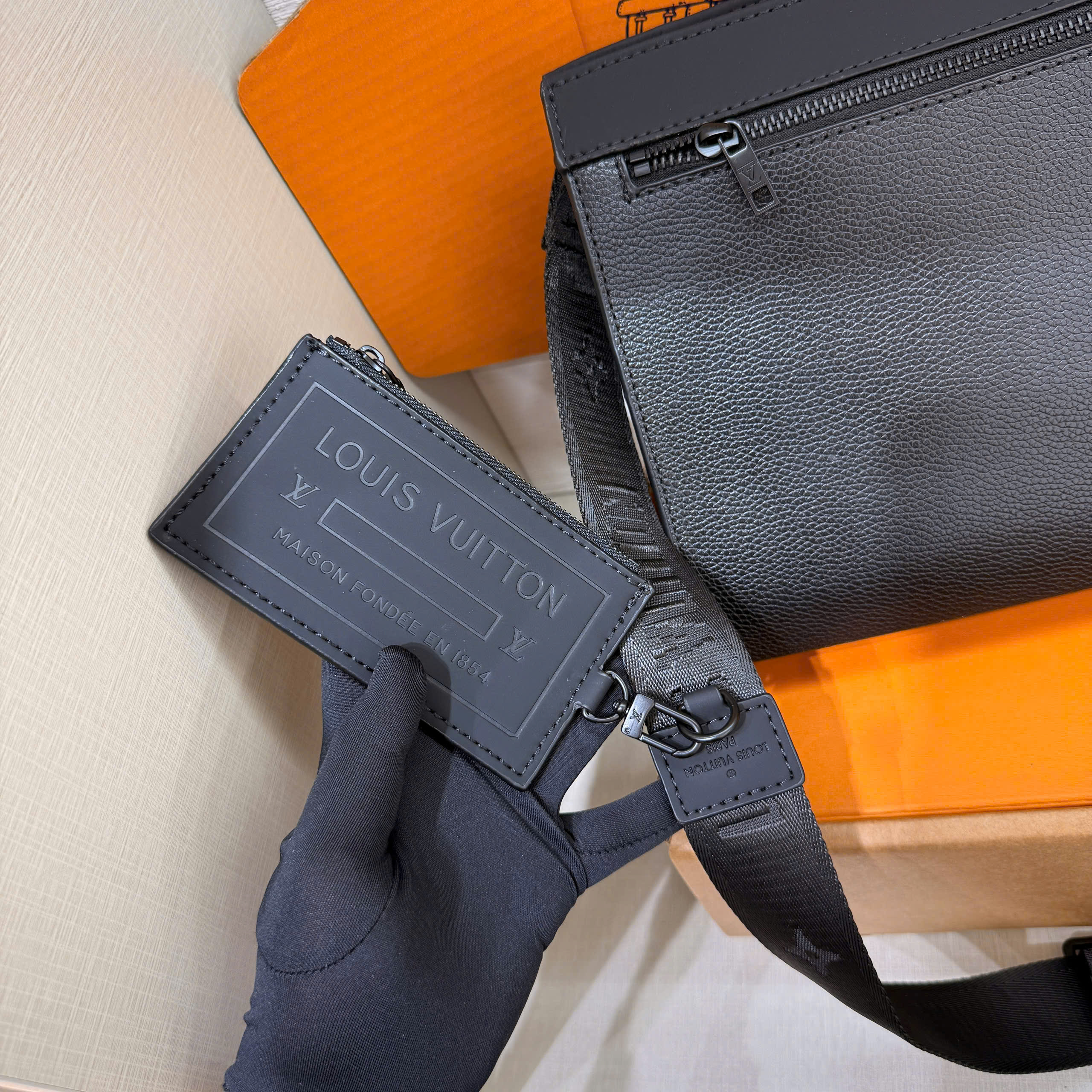 Túi đeo chéo Louis Vuitton LV Messenger Voyage Aerogram Like Auth 28x21x6 PLD