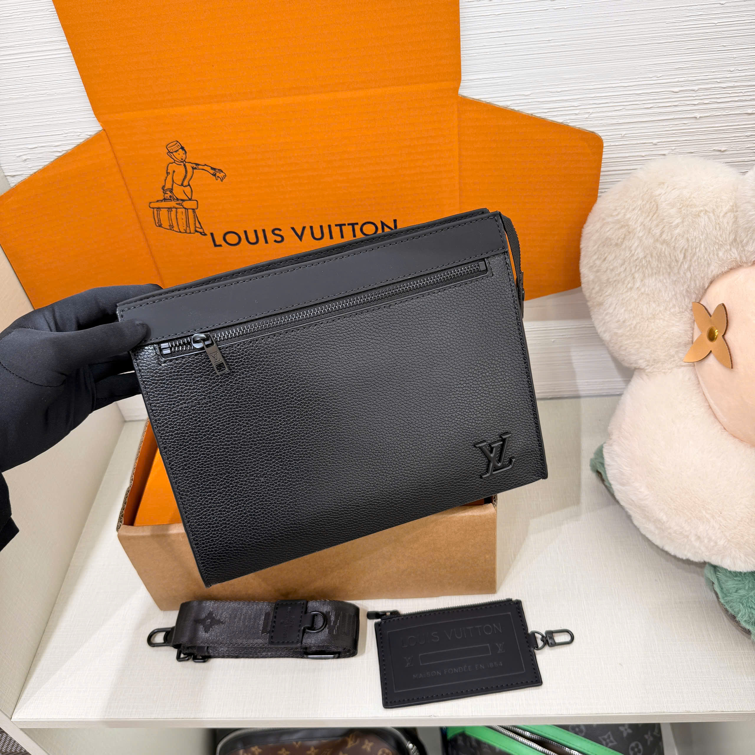 Túi đeo chéo Louis Vuitton LV Messenger Voyage Aerogram Like Auth 28x21x6 PLD