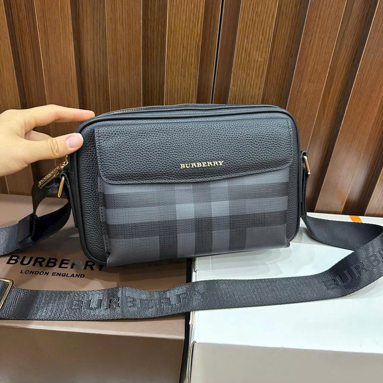 Túi đeo chéo Burberry BBR new 2026 Like Auth 23x17x7 DDT PLD