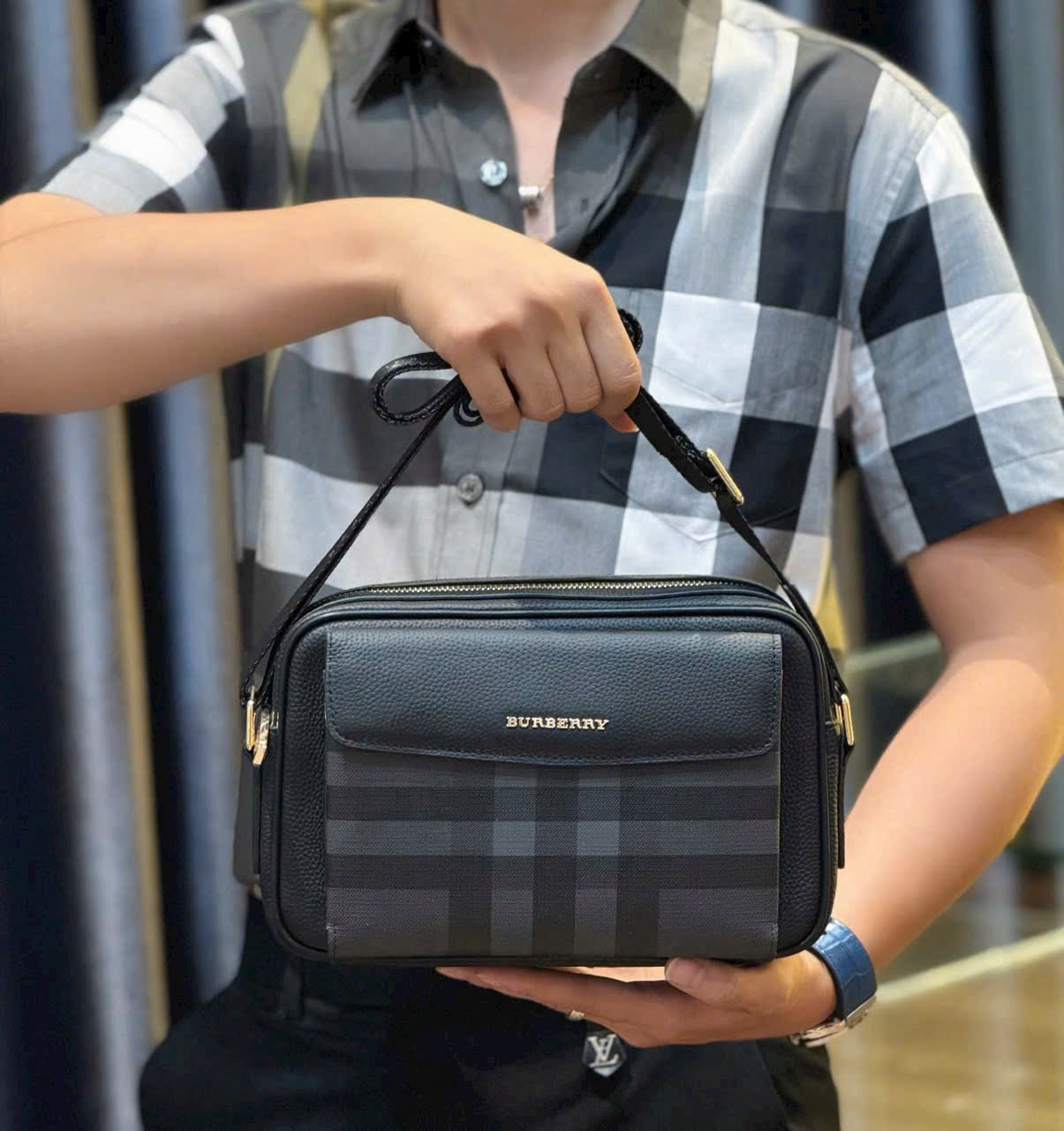 Túi đeo chéo Burberry BBR new 2026 Like Auth 23x17x7 DDT PLD