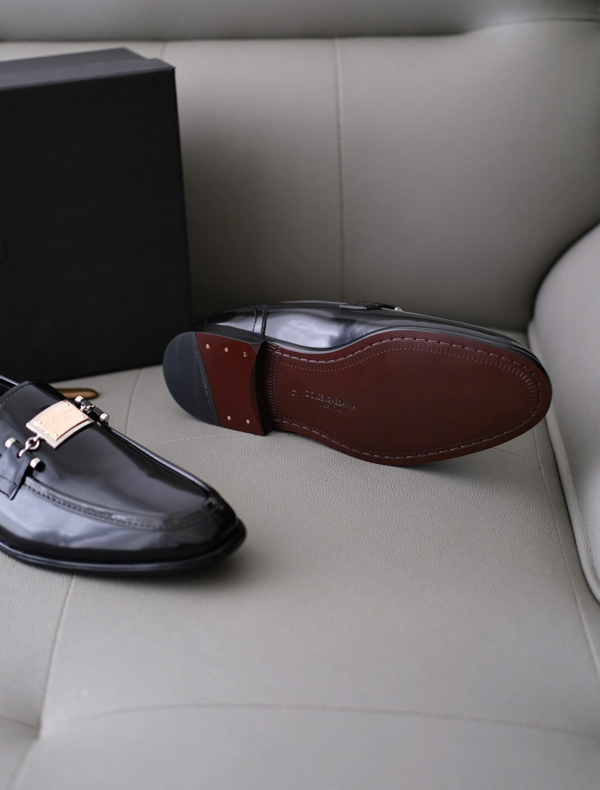 Giày loafer Dolce Gabbana DG Đen bóng logo tag vuông Vàng đế gỗ Like Auth 38-43 DDT