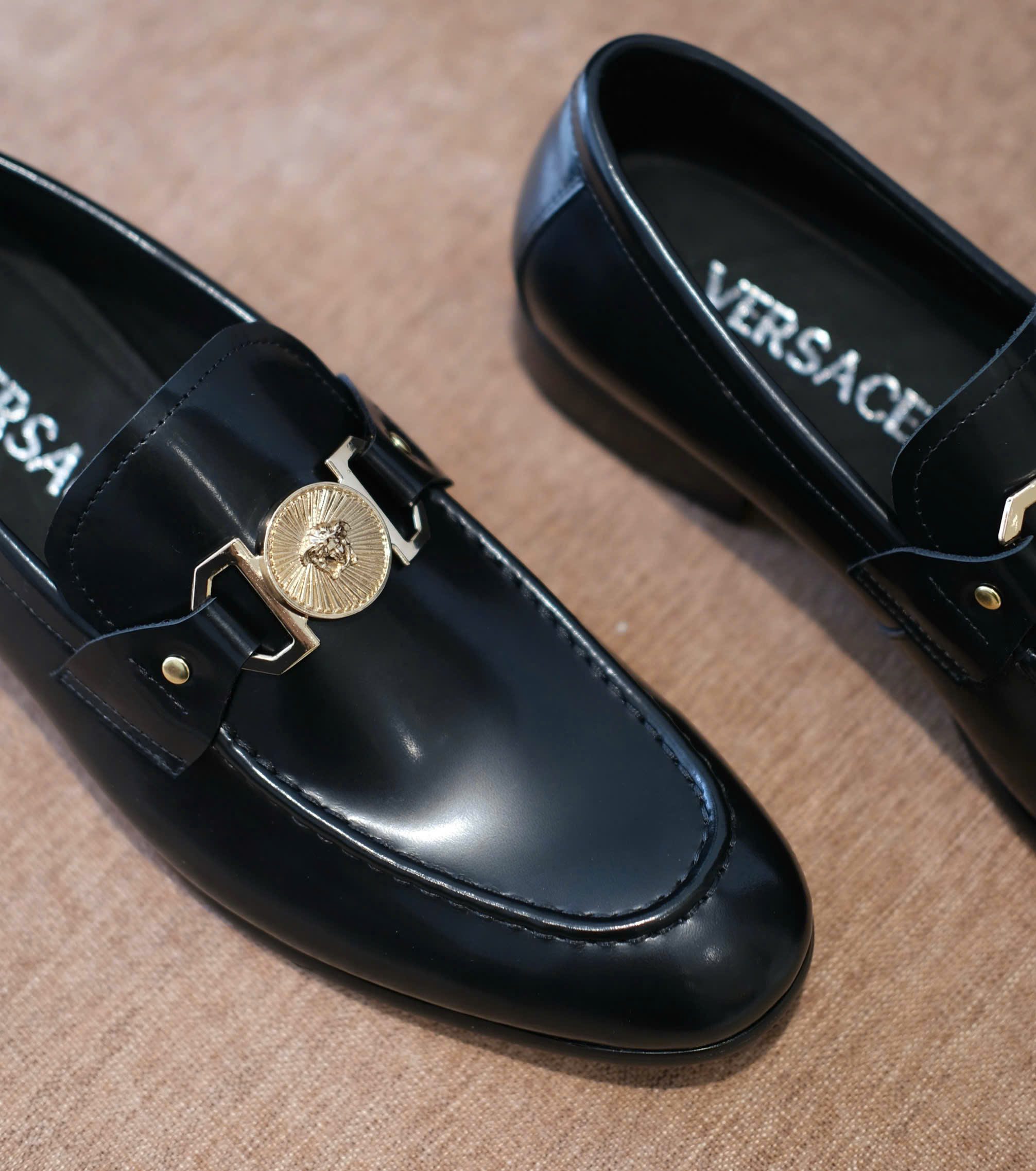 Giày loafer Versace VS Đen bóng logo tag mặt quỷ đế gỗ Like Auth 38-43 DDT
