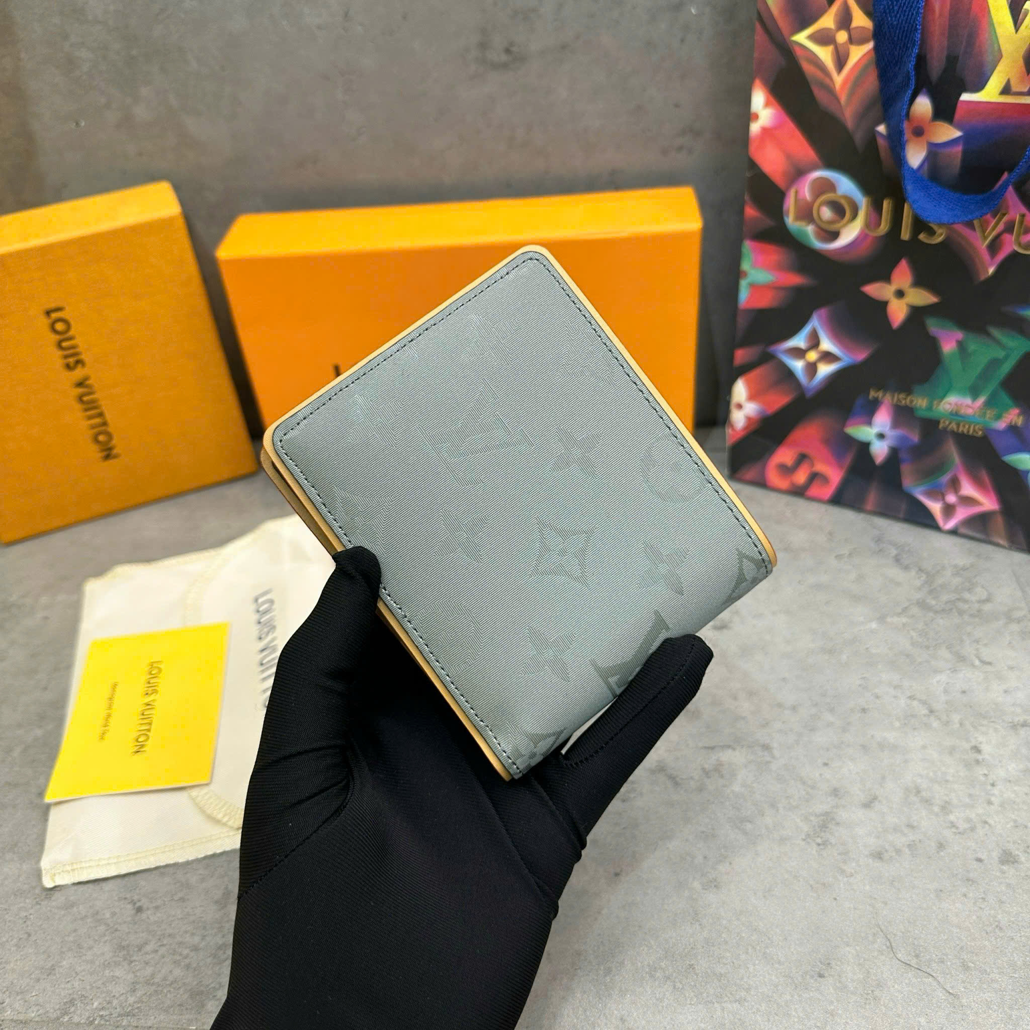 Ví gập ngắn Louis Vuitton LV titan Xám bạc Like AUth PLD