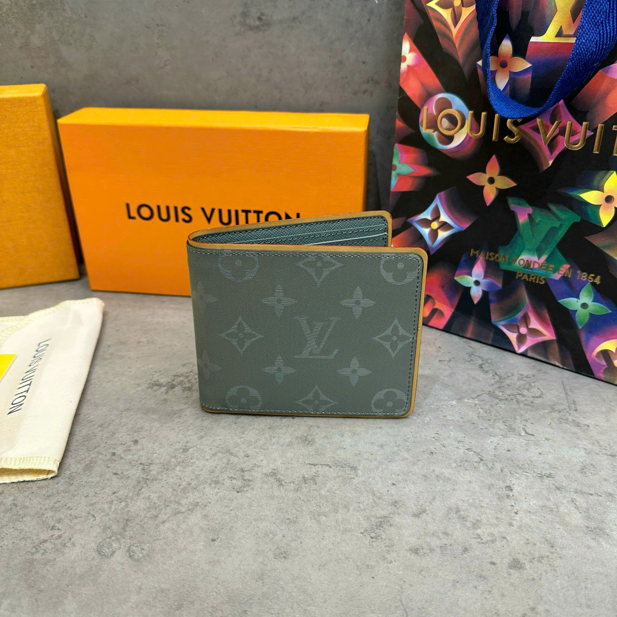 Ví gập ngắn Louis Vuitton LV titan Xám bạc Like AUth PLD