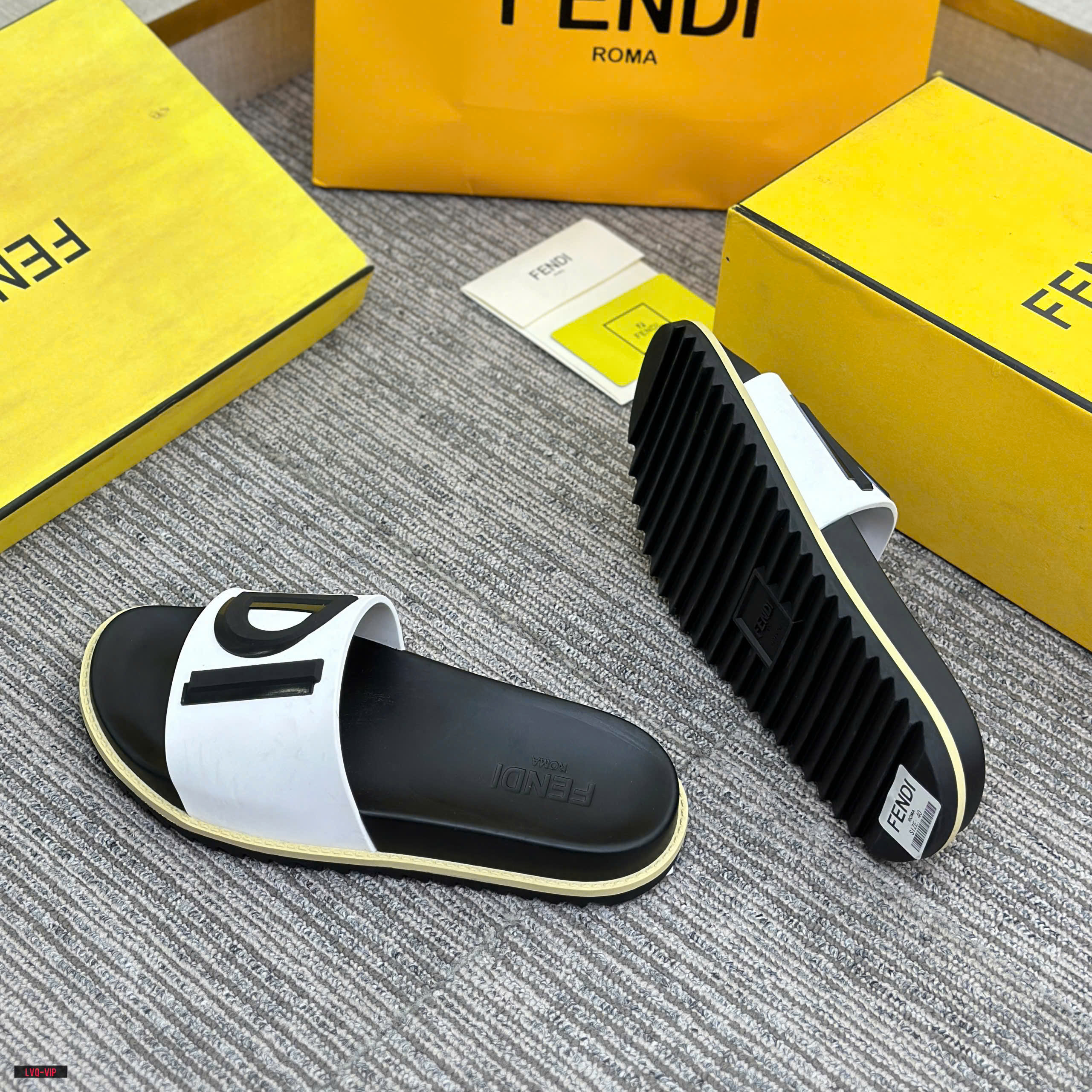 Dép lê quai ngang Fendi logo to tag nổi cao su non Like Auth 38-43 LVQ